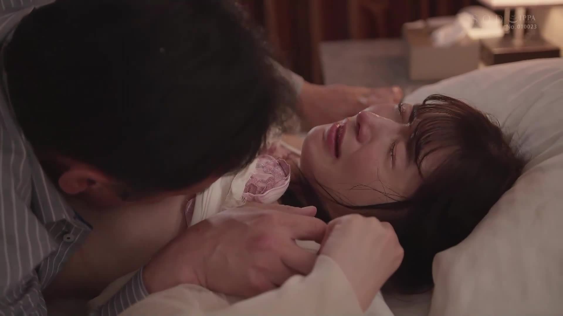 因大雪無法回家的新人女演員，繼續被狡猾的中年導演的粘性權力騷擾一晚。 十束流羽 - AV大平台 - 中文字幕，成人影片，AV，國產，線上看