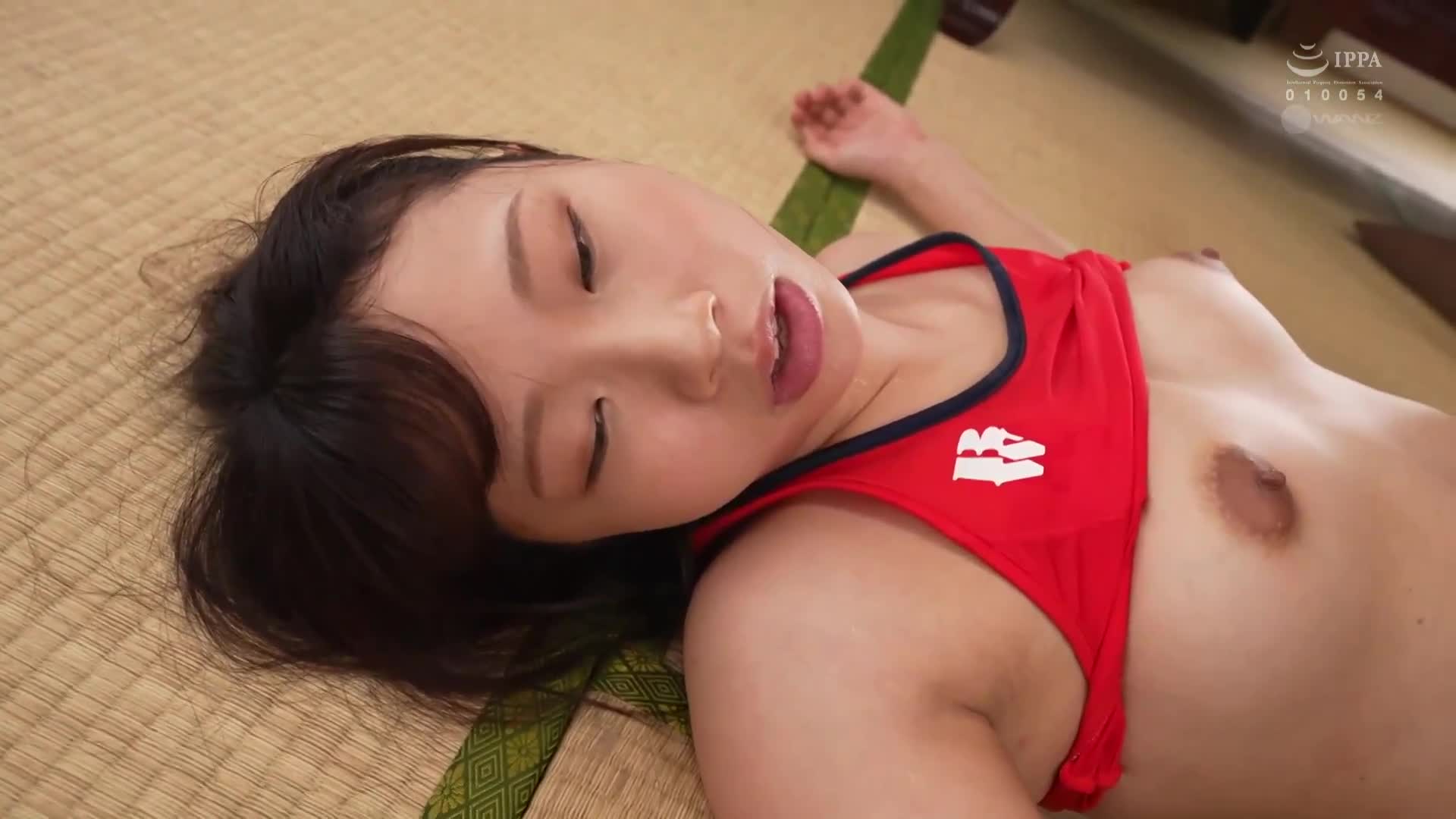 強化合宿中的田徑女子被邪惡教練下藥，汗流浹背地達到高潮。透美彼方 - AV大平台 - 中文字幕，成人影片，AV，國產，線上看