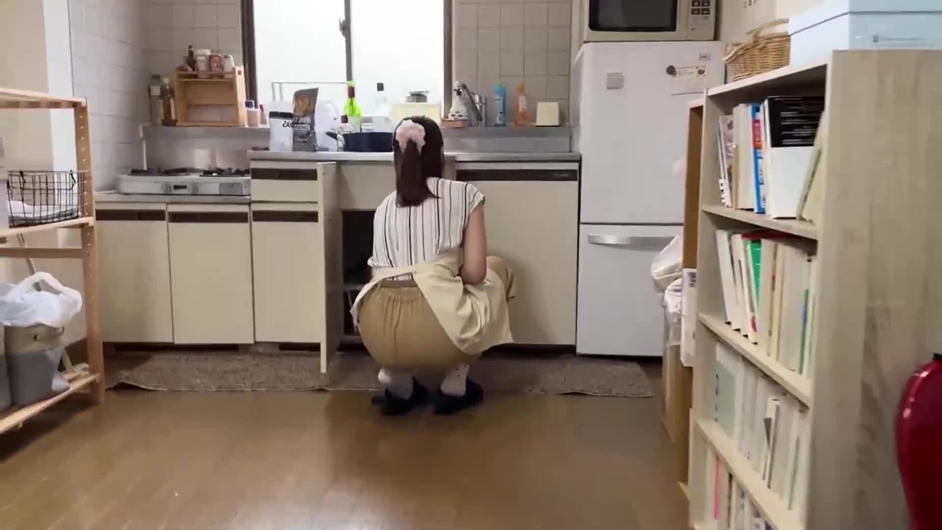 在醫院裡看到陰莖的時候，就想以女牛仔的姿勢騎著讓它恢復活力。關西方言的護士媽媽。西野芹那，27歲。最終章。以工作為藉口從大阪來到東京第一次過夜外遇。整天赤裸裸的性行為。她丈夫沒有的受虐狂。一位會說關西方... - AV大平台 - 中文字幕，成人影片，AV，國產，線上看