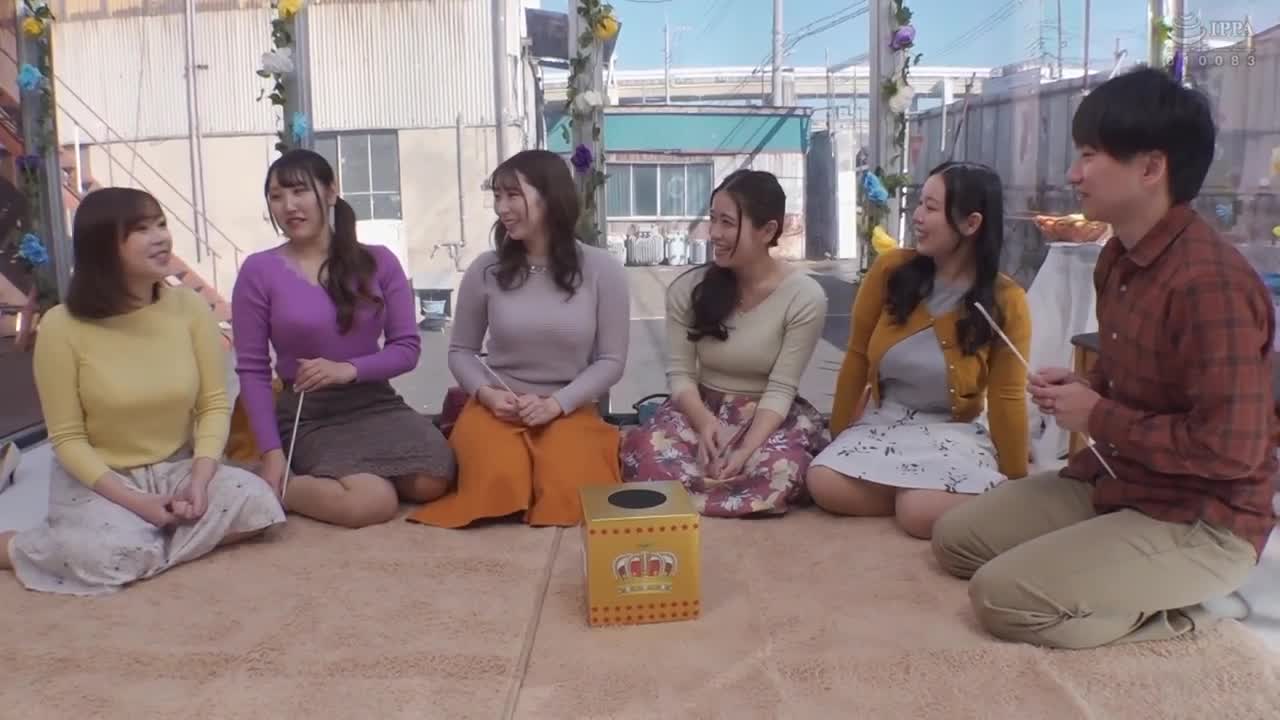 《MM號青空國王遊戲！媽媽朋友×處男！隨著越來越過激的淫蕩命令，被濕透的欲求不滿的女性私處被處男陽具獨佔！！無限制地插入中出！！夢寐以求的後宮初體驗大亂交 in魔鏡號》 - AV大平台 - 中文字幕，成人影片，AV，國產，線上看