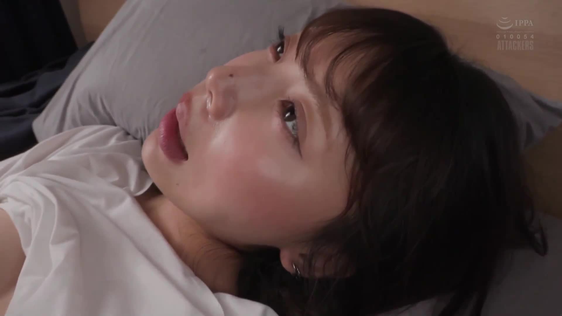 「離得這麼遠，應該不會被發現吧？」儘管有女朋友，但被學長要求進行無套性行為，我為了性愛而沉迷到無法自拔，完全被迷住的大學生活。 安位薰 - AV大平台 - 中文字幕，成人影片，AV，國產，線上看