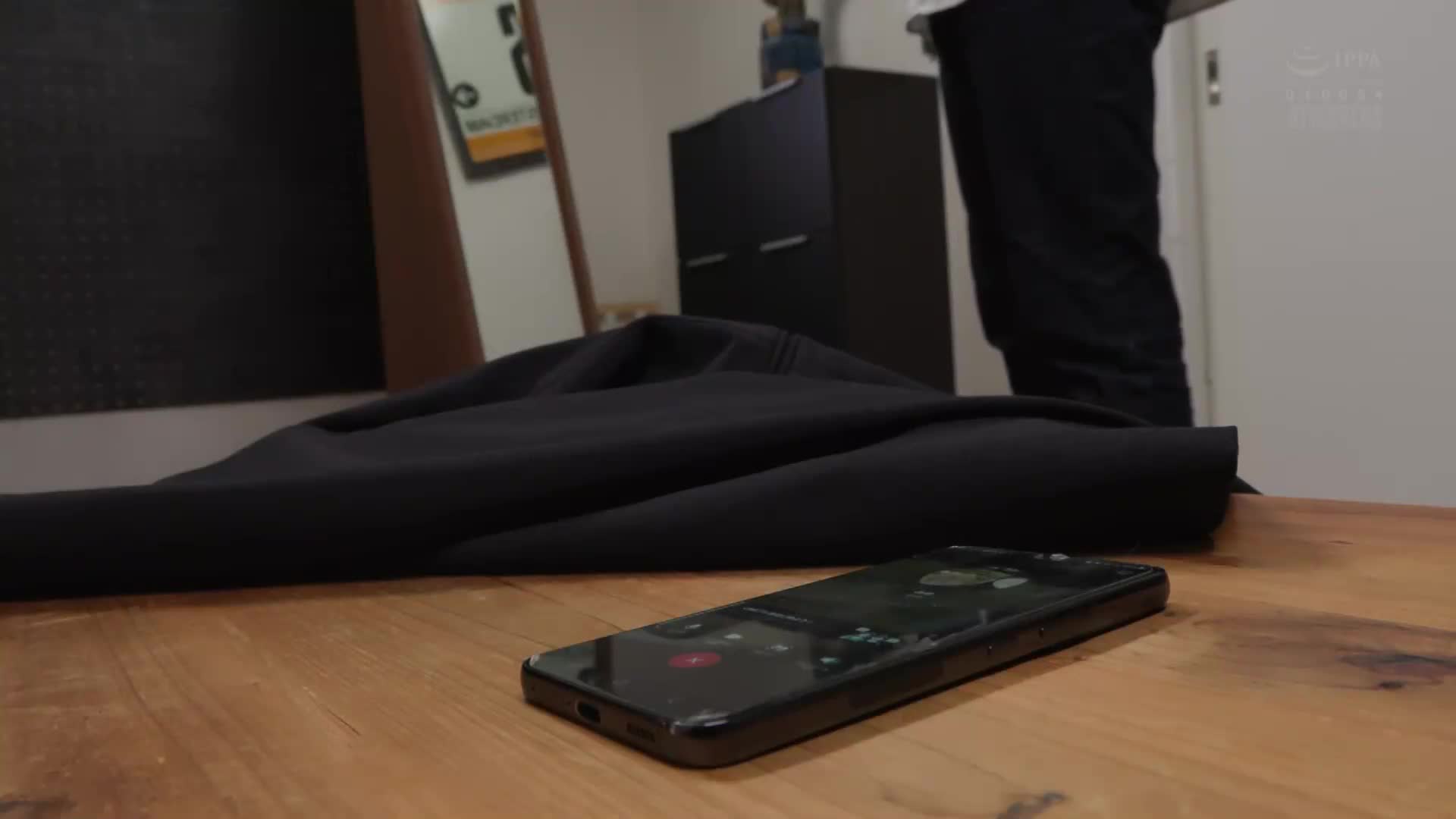 「離得這麼遠，應該不會被發現吧？」儘管有女朋友，但被學長要求進行無套性行為，我為了性愛而沉迷到無法自拔，完全被迷住的大學生活。 安位薰 - AV大平台 - 中文字幕，成人影片，AV，國產，線上看