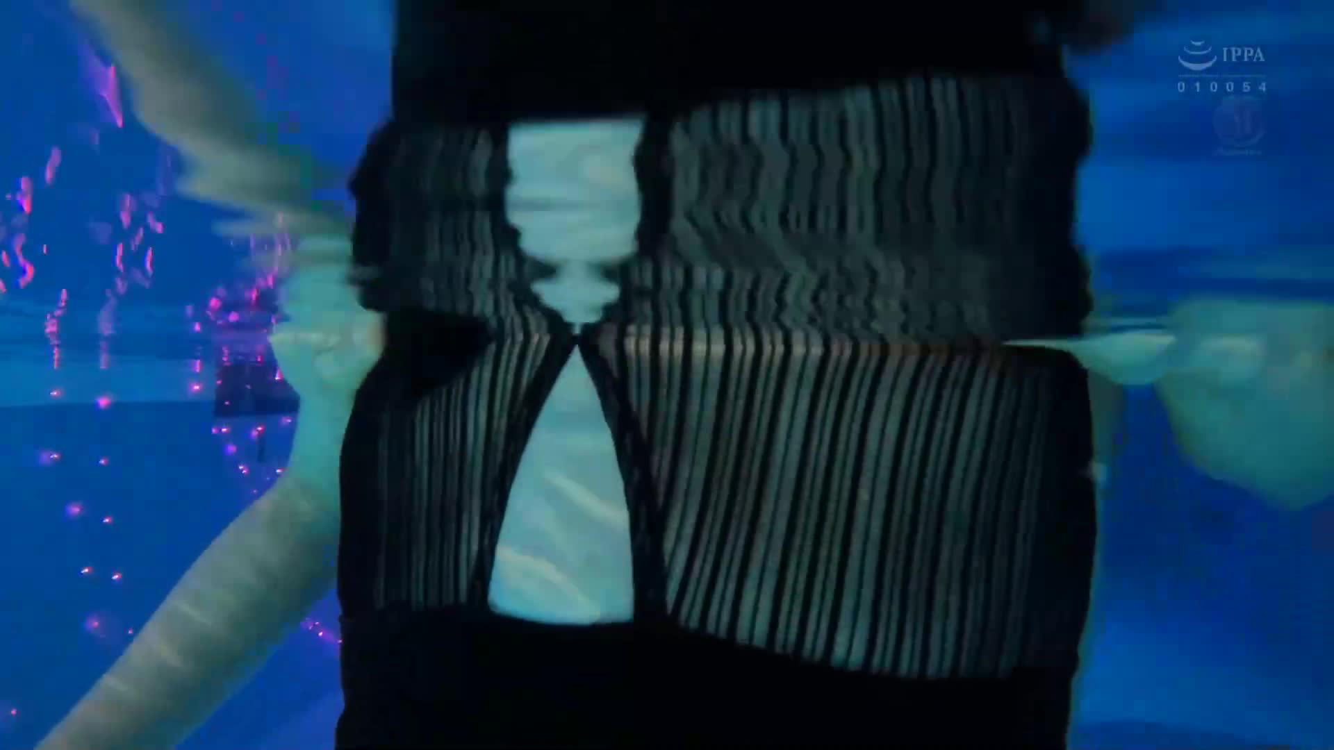 度假村泳池NTR 專屬美女×成熟比基尼...背德感和開放感交錯的NTR劇情。新妻優香 - AV大平台 - 中文字幕，成人影片，AV，國產，線上看