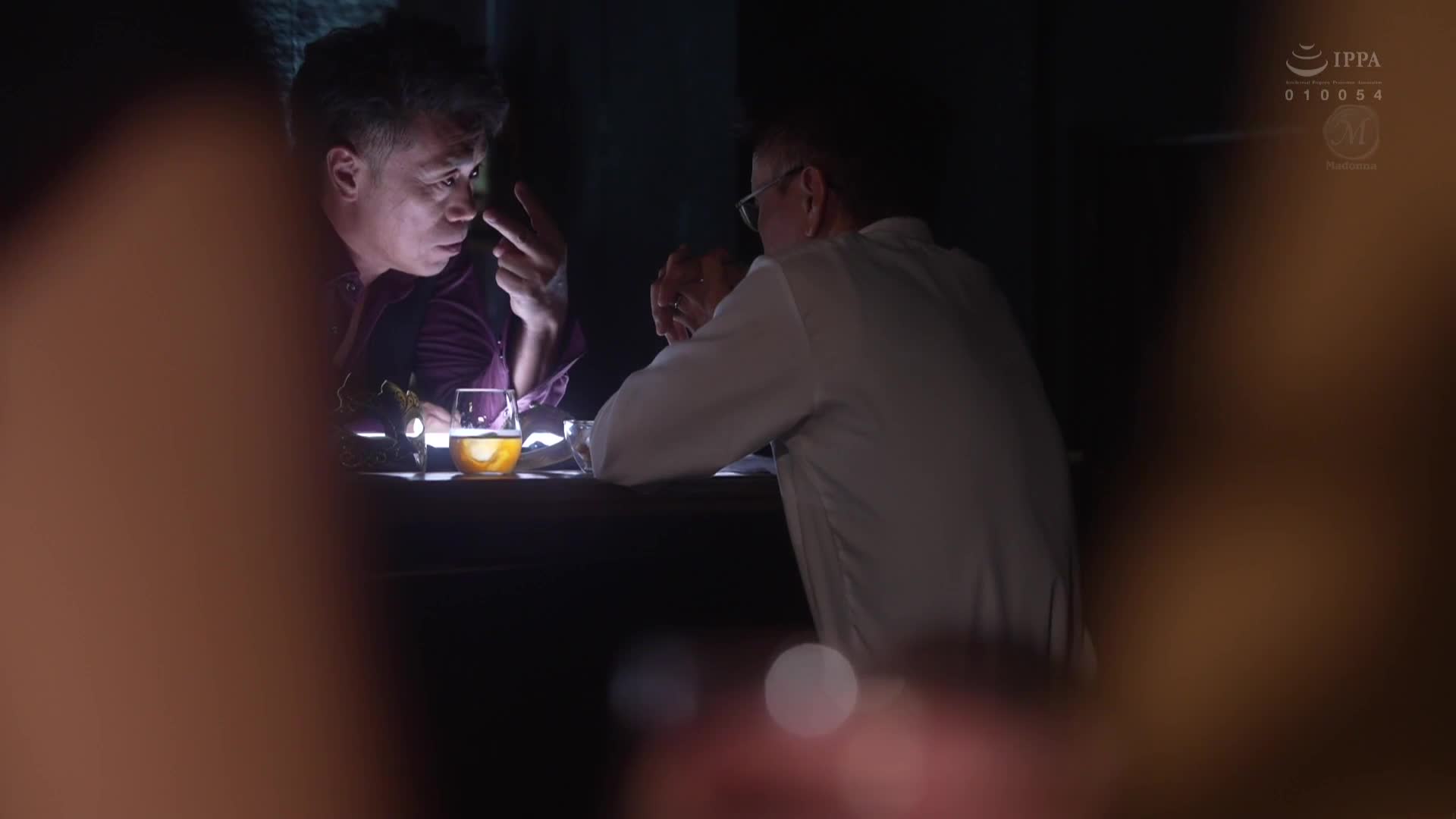 突然發生的酒吧人妻NTR，原本對你說著「為了你...」的妻子，卻不知何時已經被圍繞在身邊的男人們迷住了。上羽絢 - AV大平台 - 中文字幕，成人影片，AV，國產，線上看