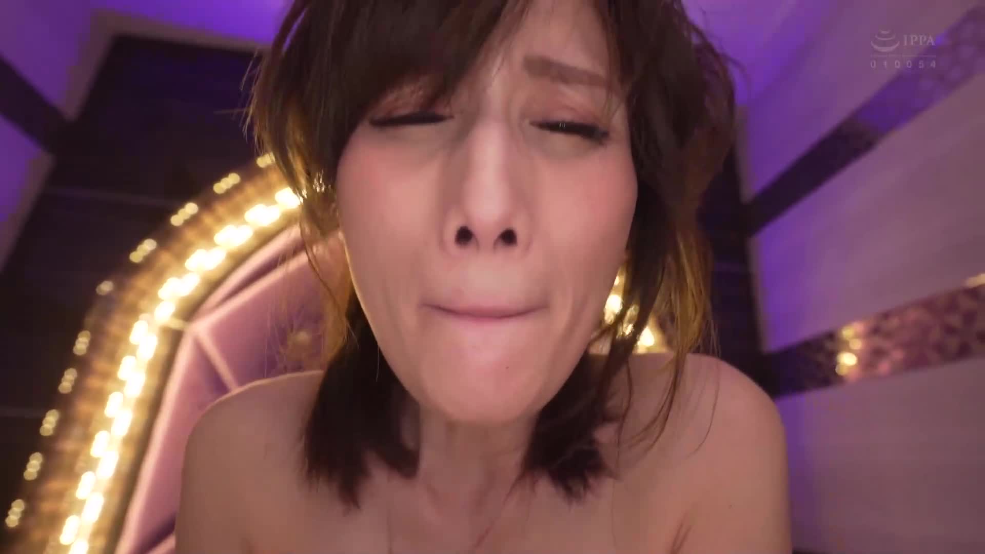 厭倦了沒有錢的丈夫的華麗巨乳名媛代孕不倫，她叫來年輕男子到飯店裡偷情，並拍攝內射性愛影片。 JULIA - AV大平台 - 中文字幕，成人影片，AV，國產，線上看