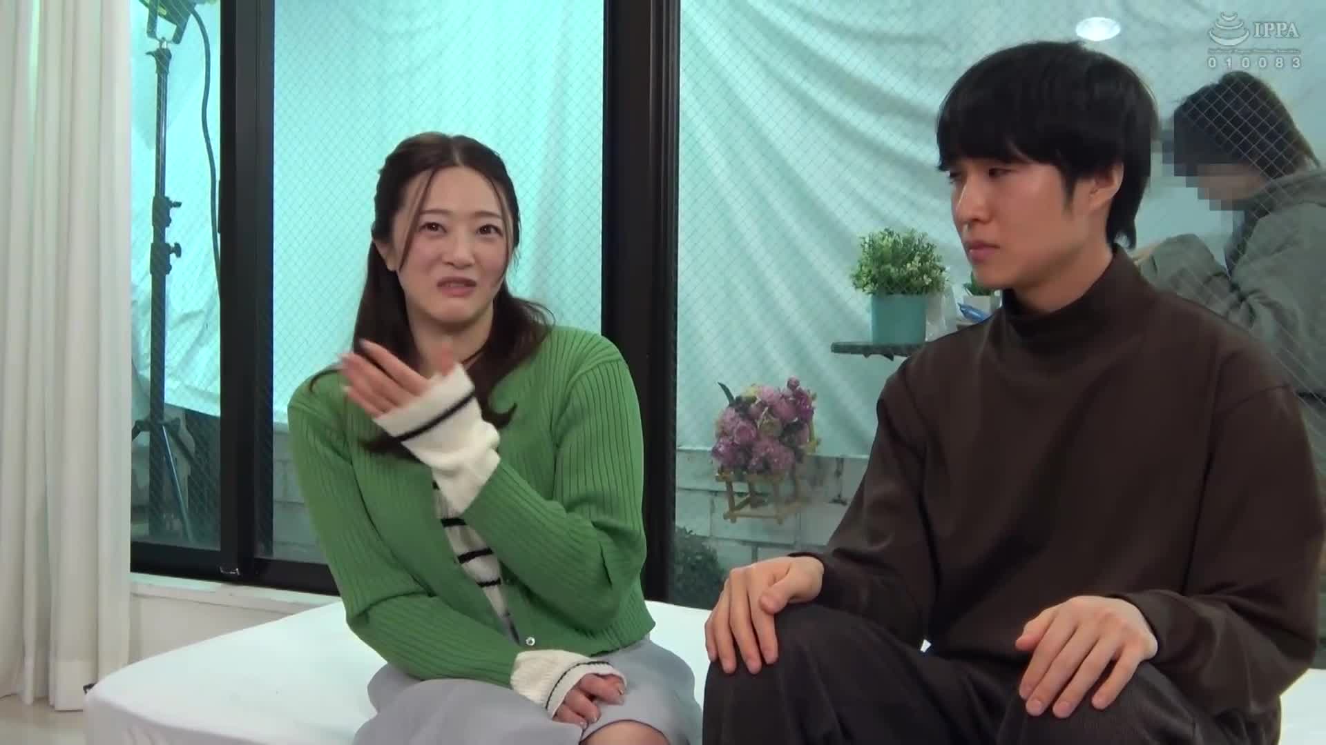 一般男女監控AV 魔法鏡的另一邊是親生兒子！巨乳的母親和困擾於處男身分的兒子的朋友，在一個密室裡挑戰連續射精筆下價值10萬日圓！觸摸著一直想要做愛的朋友母親巨乳，使處男陰莖完全勃起，溫柔地插入已經很久沒有被滿足的陰道… - AV大平台 - 中文字幕，成人影片，AV，國產，線上看