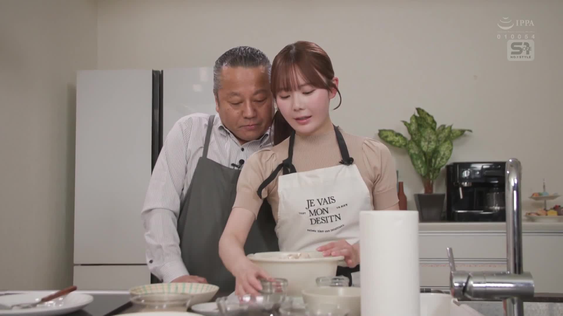 無法違抗上級的新人女主播，忍受著過激的性騷擾和尿意悶悶的結果...終於開始渴望陰莖。miru - AV大平台 - 中文字幕，成人影片，AV，國產，線上看