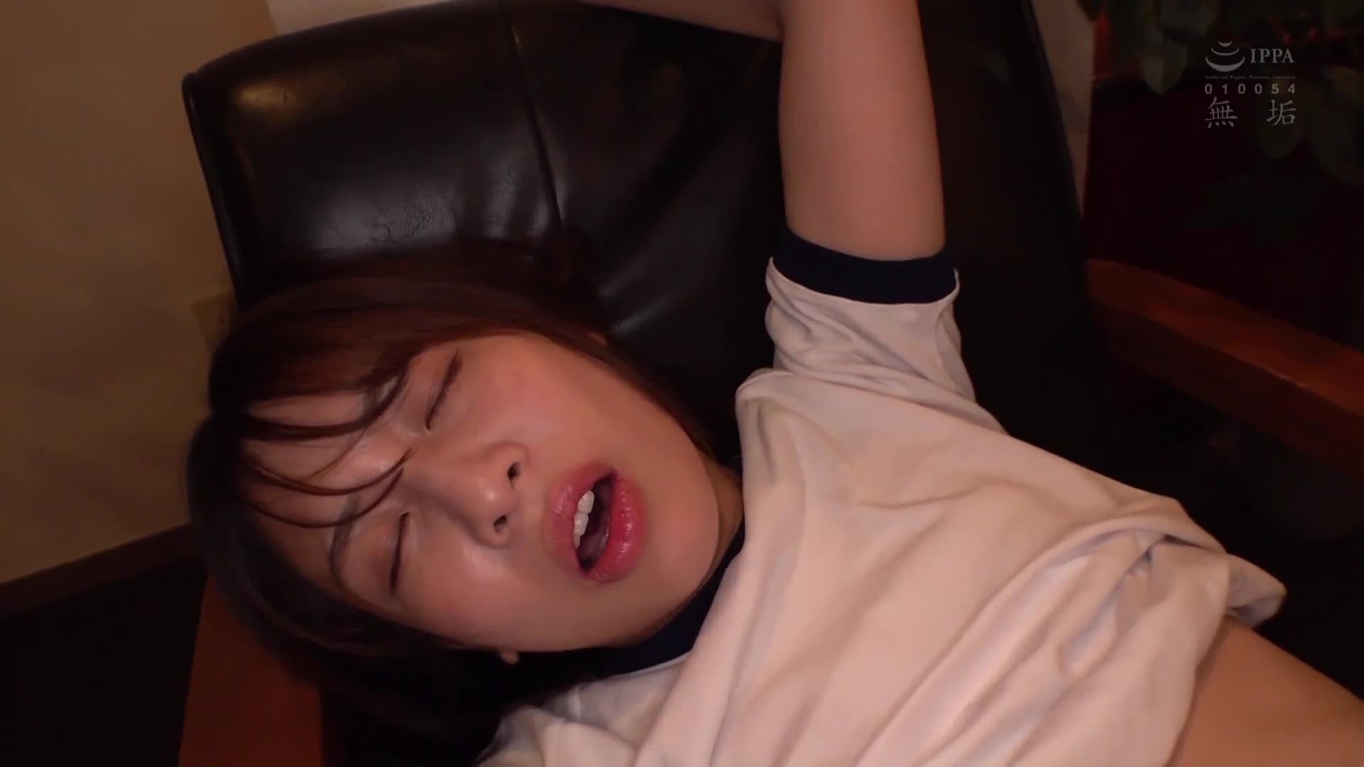 這個清純的少女竟然會變得如此淫蕩，讓人難以置信。當理性崩潰，刺激感官後，她變得驚人地淫蕩。這個背面帳號的少女的子宮被搗得稀爛。湊波流 - AV大平台 - 中文字幕，成人影片，AV，國產，線上看