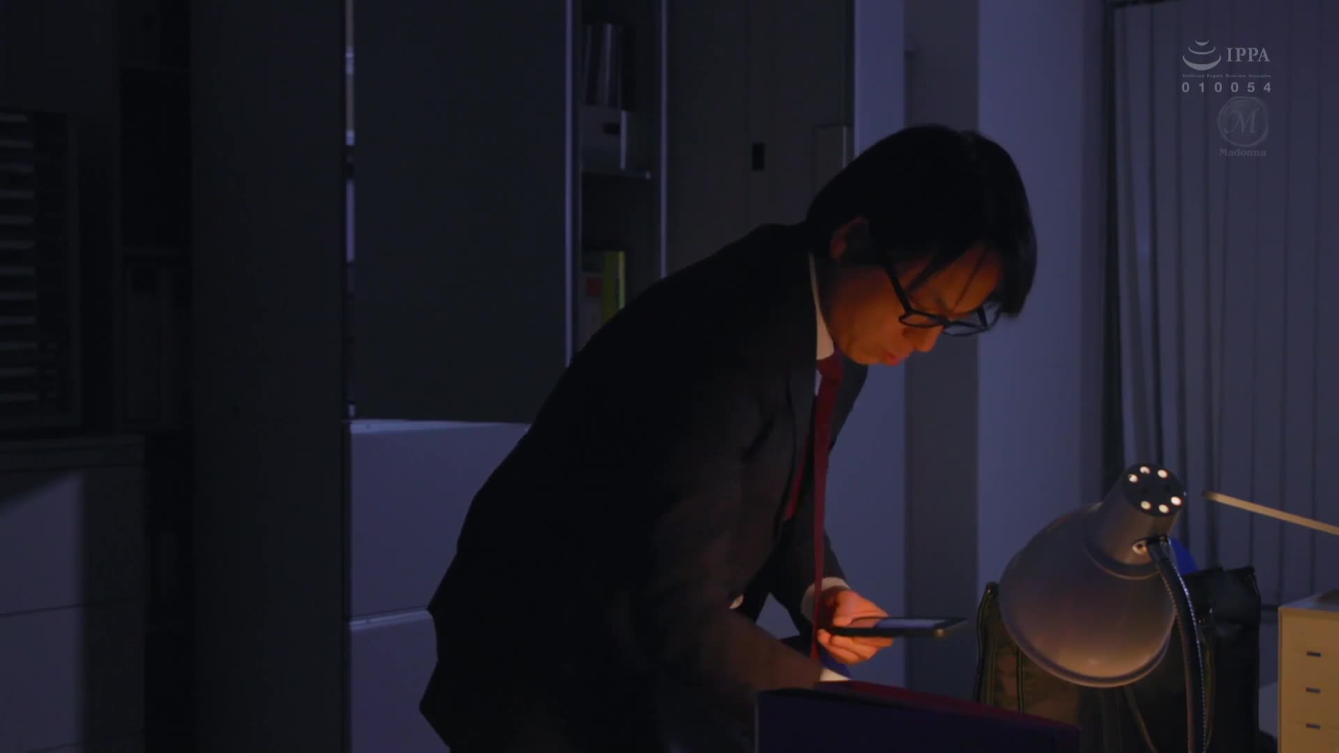 人妻秘書、汗水和接吻充滿的社長辦公室中出性交終於再次活動開始。『秘書』×『MONROE』夢幻合作實現...。友田真希 - AV大平台 - 中文字幕，成人影片，AV，國產，線上看