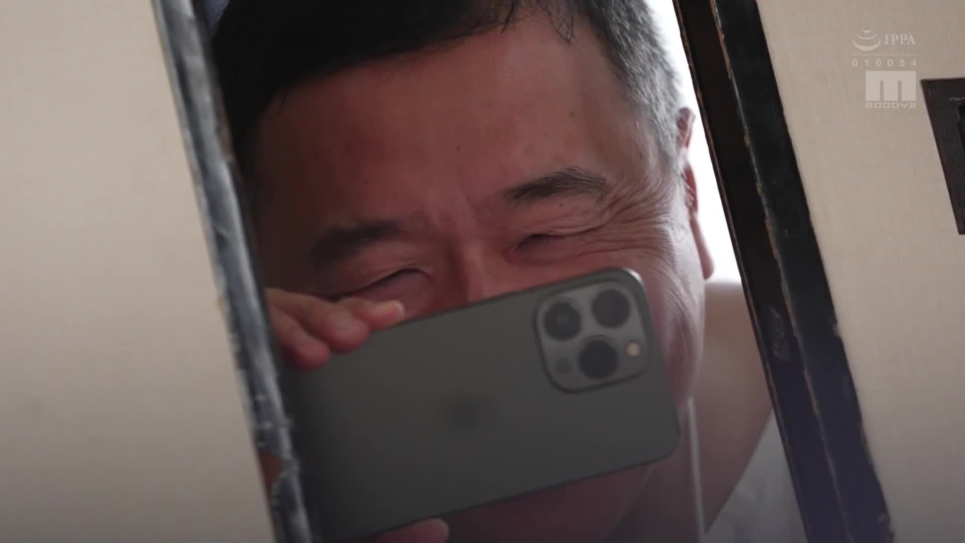 在修學旅行的自由行動日，平凡無奇的眼鏡女孩，沒有朋友的我被生活指導老師發現脫下眼鏡後竟然擁有驚人的J罩杯，只能被他糟蹋著。百田光稀 - AV大平台 - 中文字幕，成人影片，AV，國產，線上看