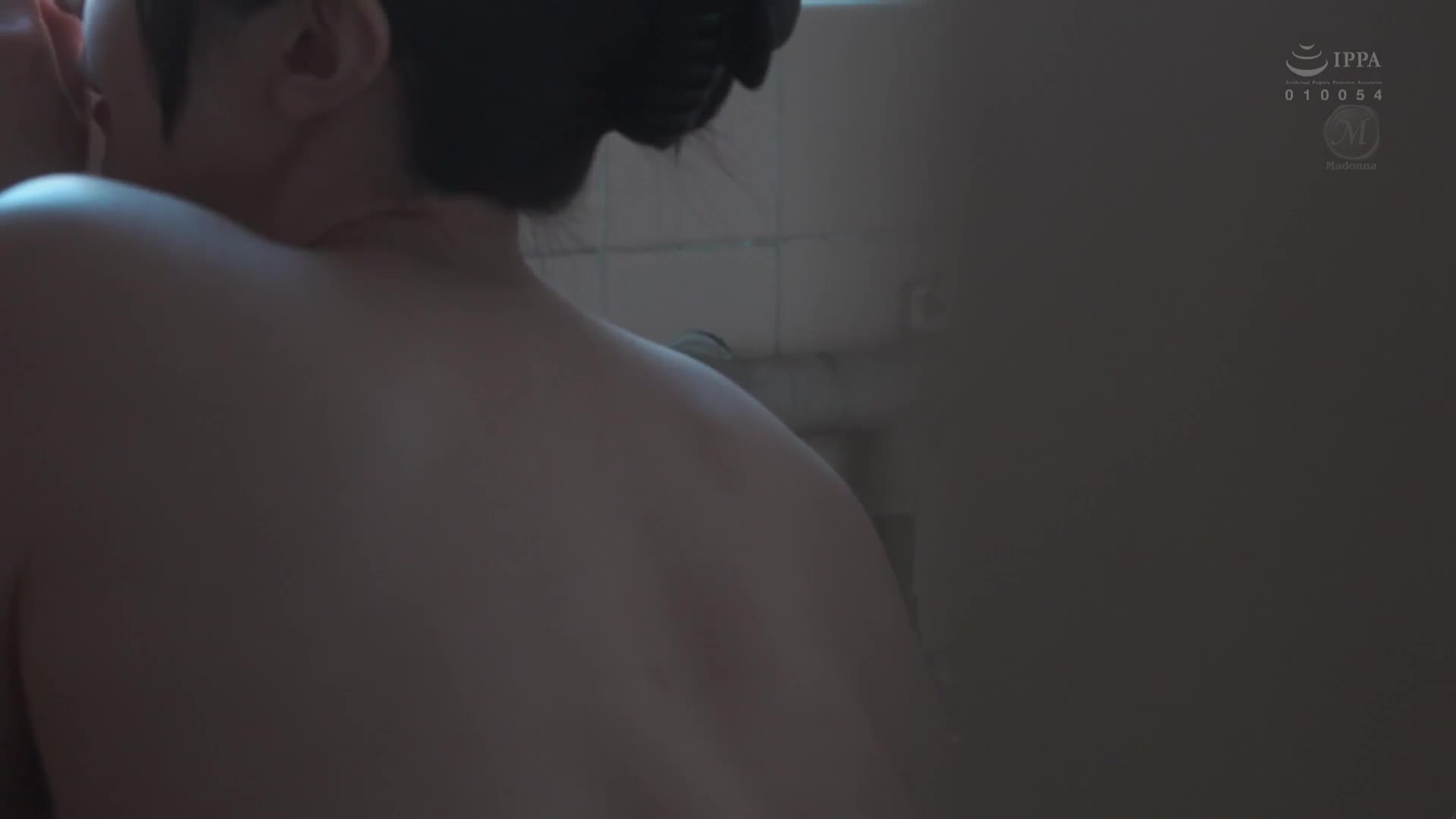 突然發生的酒吧人妻NTR，原本對你說「為了你...」的妻子，卻漸漸被圍繞在身邊的男人們吸引。新妻優香 目黑雛實。 - AV大平台 - 中文字幕，成人影片，AV，國產，線上看