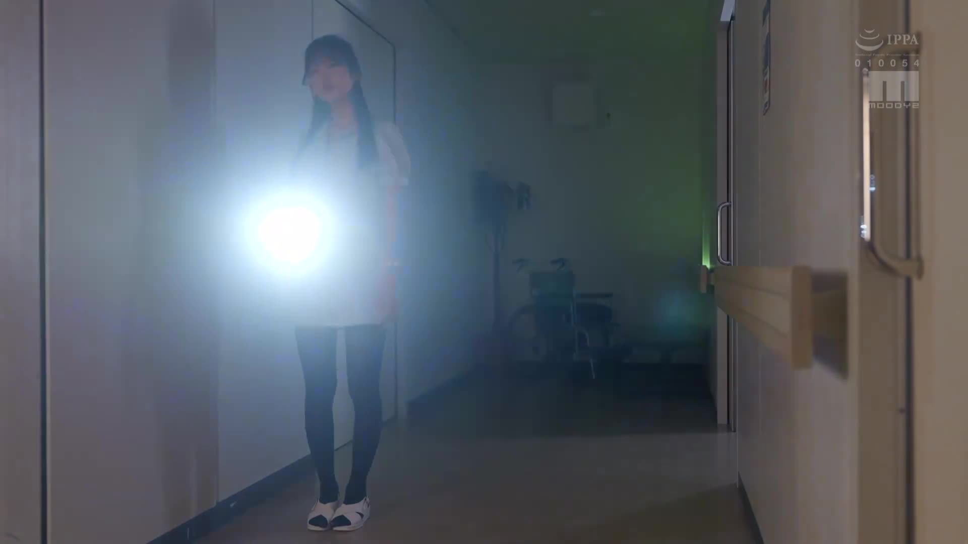 深夜值班時，性慾高漲的淫蕩護士追著服用勃起藥的患者陰莖，直到早晨才停止口交20次射精。新井里真 - AV大平台 - 中文字幕，成人影片，AV，國產，線上看