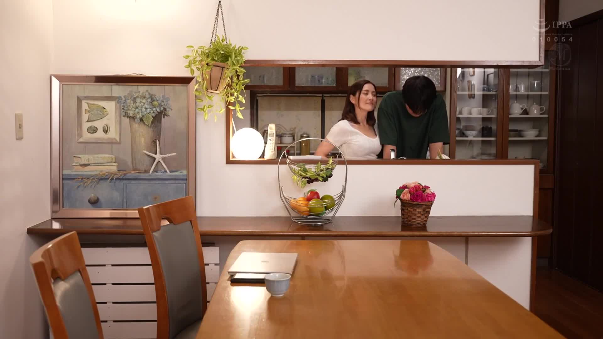 繼母教我成為成年人的吻技...。擁有豐滿身材的繼母奪走了初心丈夫的繼子的唇和童貞。古東真理子 - AV大平台 - 中文字幕，成人影片，AV，國產，線上看