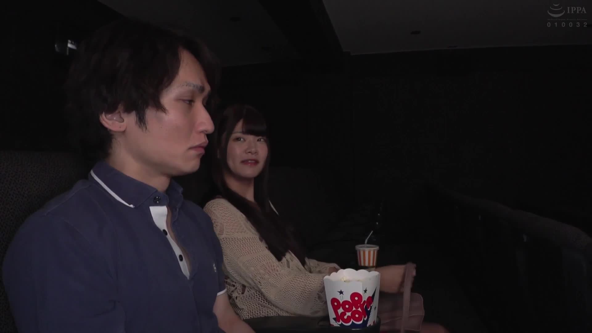 平日白天的电影院里，和美女独处！而且这位姐姐还是个痴女！ 2 上映中，她走近我，从衣服上摸索着我的乳头和鸡鸡... - AV大平台-中文字幕,成人影片,AV,国产,线上看