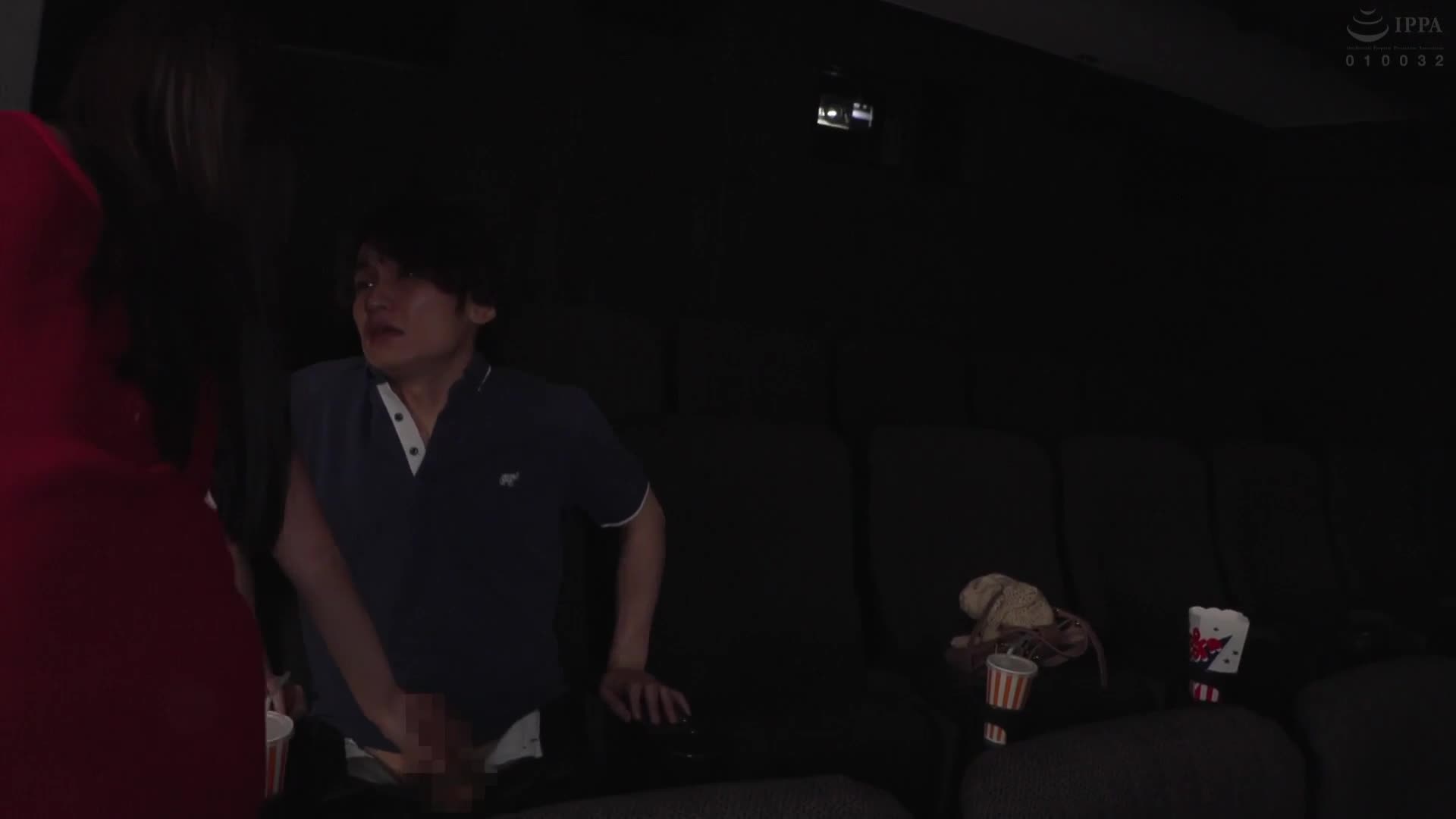 平日白天的电影院里，和美女独处！而且这位姐姐还是个痴女！ 2 上映中，她走近我，从衣服上摸索着我的乳头和鸡鸡... - AV大平台-中文字幕,成人影片,AV,国产,线上看