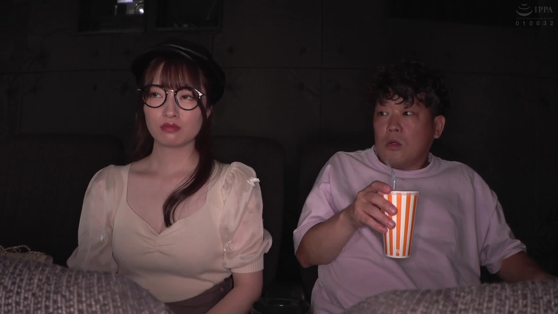 平日白天的电影院里，和美女独处！而且这位姐姐还是个痴女！ 2 上映中，她走近我，从衣服上摸索着我的乳头和鸡鸡... - AV大平台-中文字幕,成人影片,AV,国产,线上看