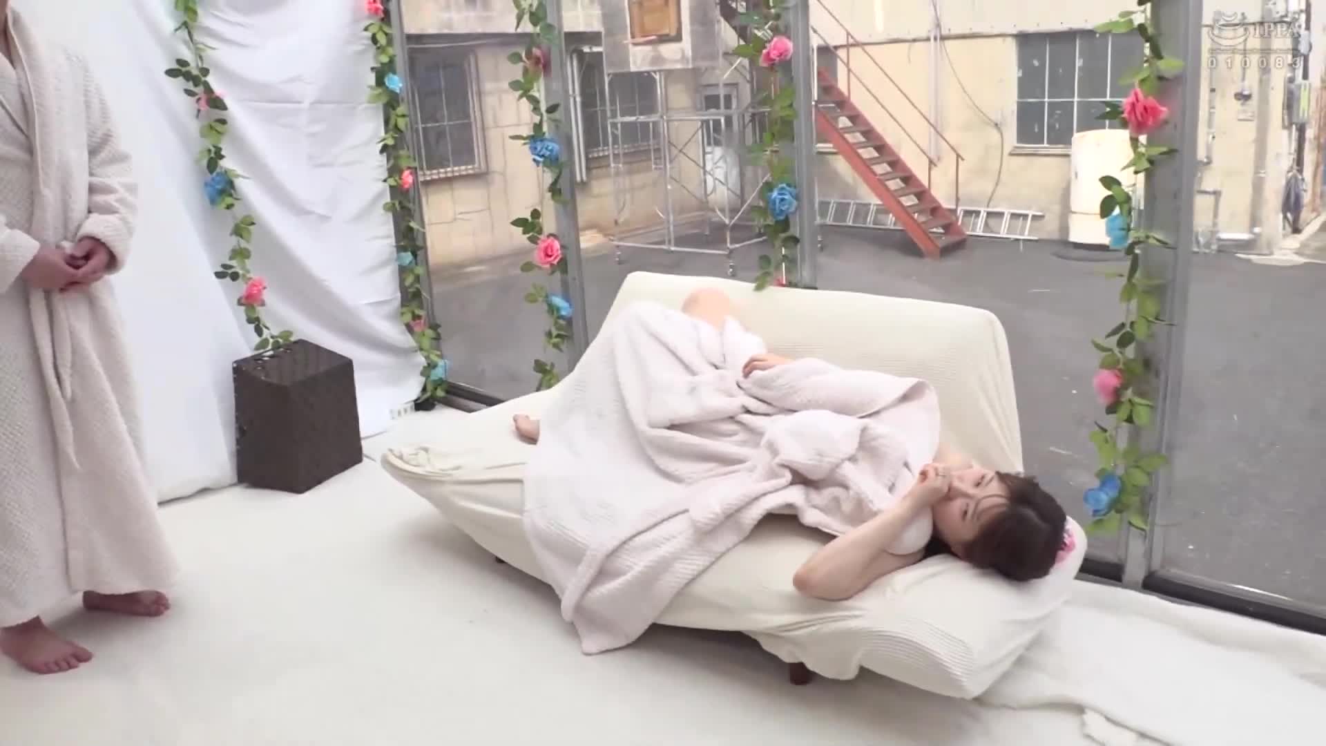 魔法鏡特別篇！丈夫的寢取願望實現企劃在MM號『紀念裸體』拍攝中，害羞的淑女妻子流出愛液，不知道丈夫透過逆轉魔法鏡看著，在巨大陽具性愛中翻滾高潮不斷！2 - AV大平台 - 中文字幕，成人影片，AV，國產，線上看