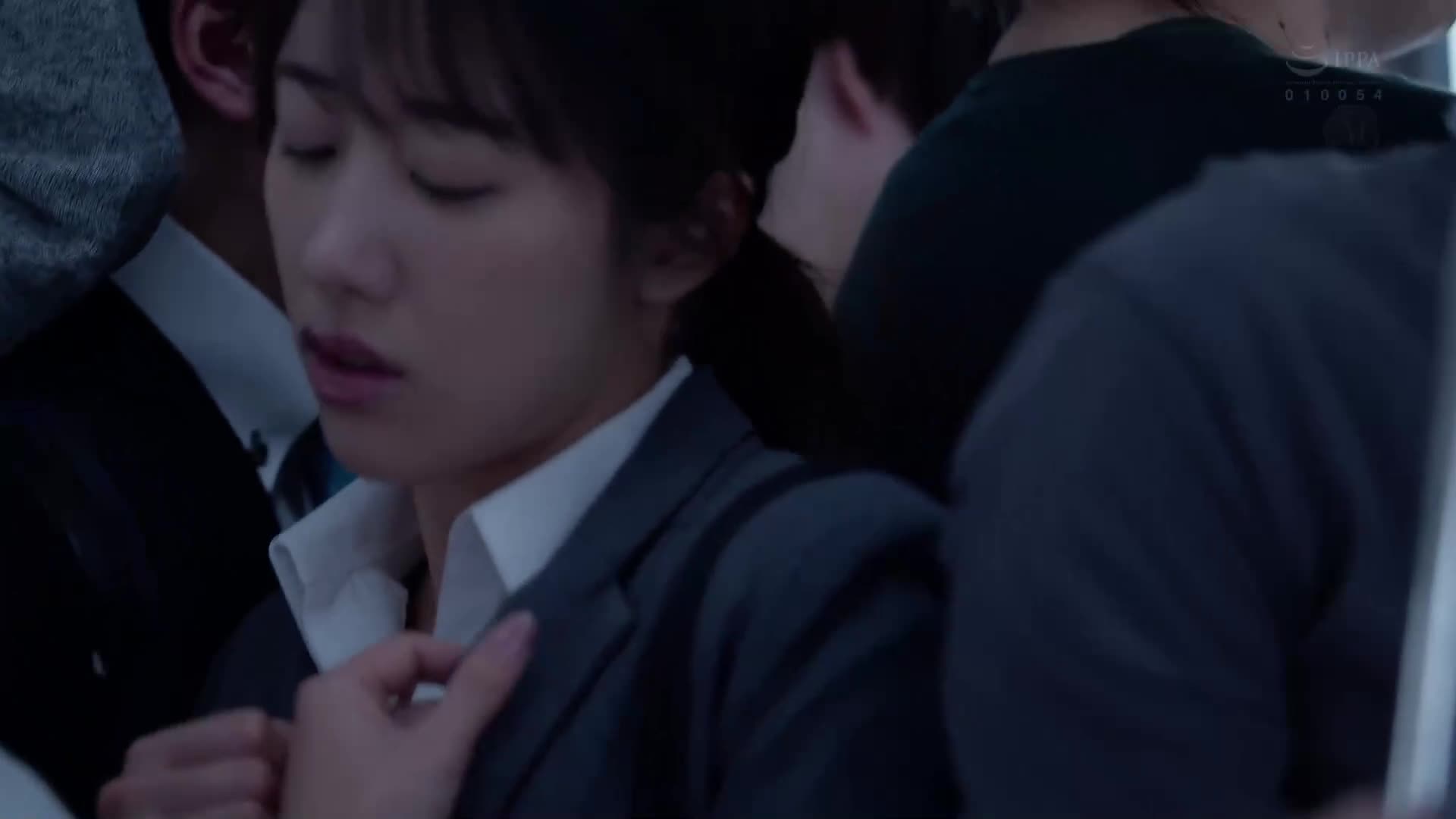 身動不如簡單…乘車率200％的通勤高峰時刻，感到痴迷。竹內有紀 - AV大平台 - 中文字幕，成人影片，AV，國產，線上看