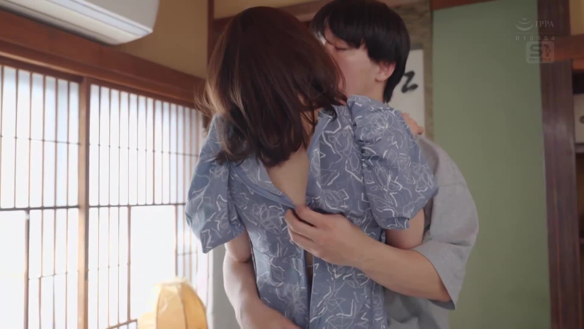 8月26日的煙火大會之夜，我們一直彼此喜歡著，終於走到了一起，彷彿將十幾年來的愛意交織在一起，我們貪婪地擁抱著彼此的身體。 河北彩伽 - AV大平台 - 中文字幕，成人影片，AV，國產，線上看