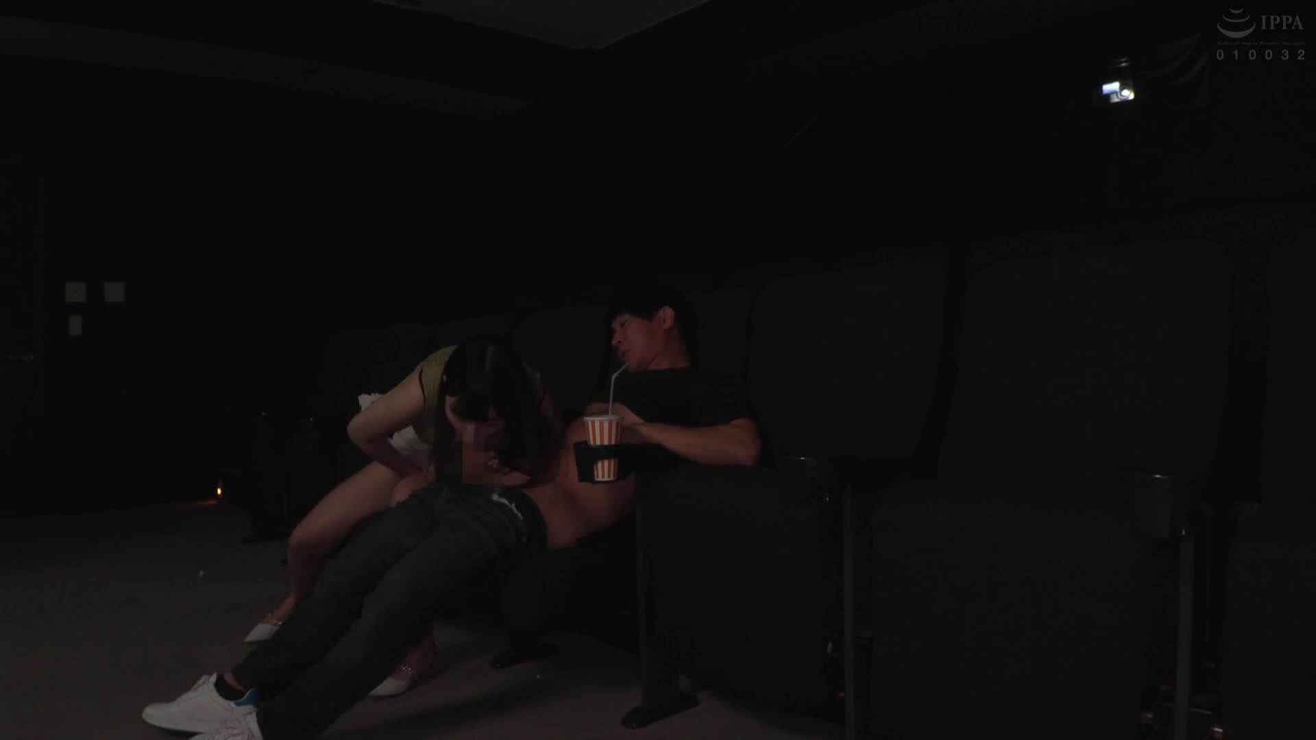 平日白天的电影院里，只有我和一个痴女客人...。明明是那么想看的电影，却因为那个痴女不停地在我衣服上摸弄我的乳头和鸡鸡，完全无法集中！ - AV大平台-中文字幕,成人影片,AV,国产,线上看