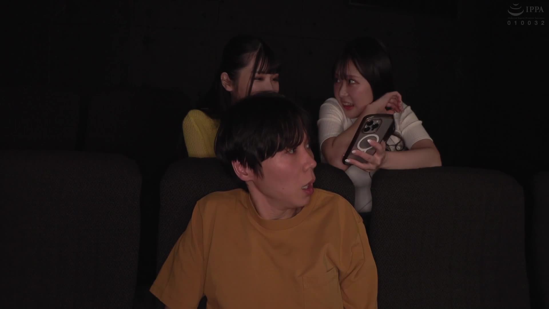 平日白天的电影院里，只有我和一个痴女客人...。明明是那么想看的电影，却因为那个痴女不停地在我衣服上摸弄我的乳头和鸡鸡，完全无法集中！ - AV大平台-中文字幕,成人影片,AV,国产,线上看