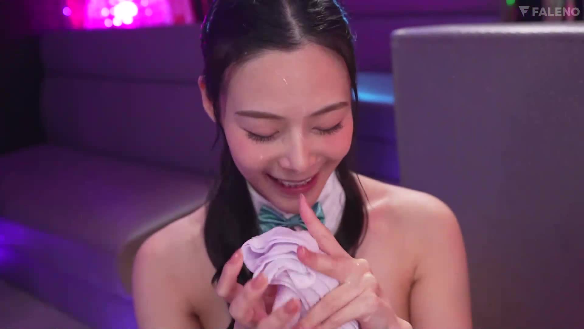 Even when she gets a facial, she always smiles and responds to a godly blowjob by a pink salon bunny, Yoshitaka Nene - AV大平台-Chinese Subtitles, Adult Films, AV, China, Online Streaming