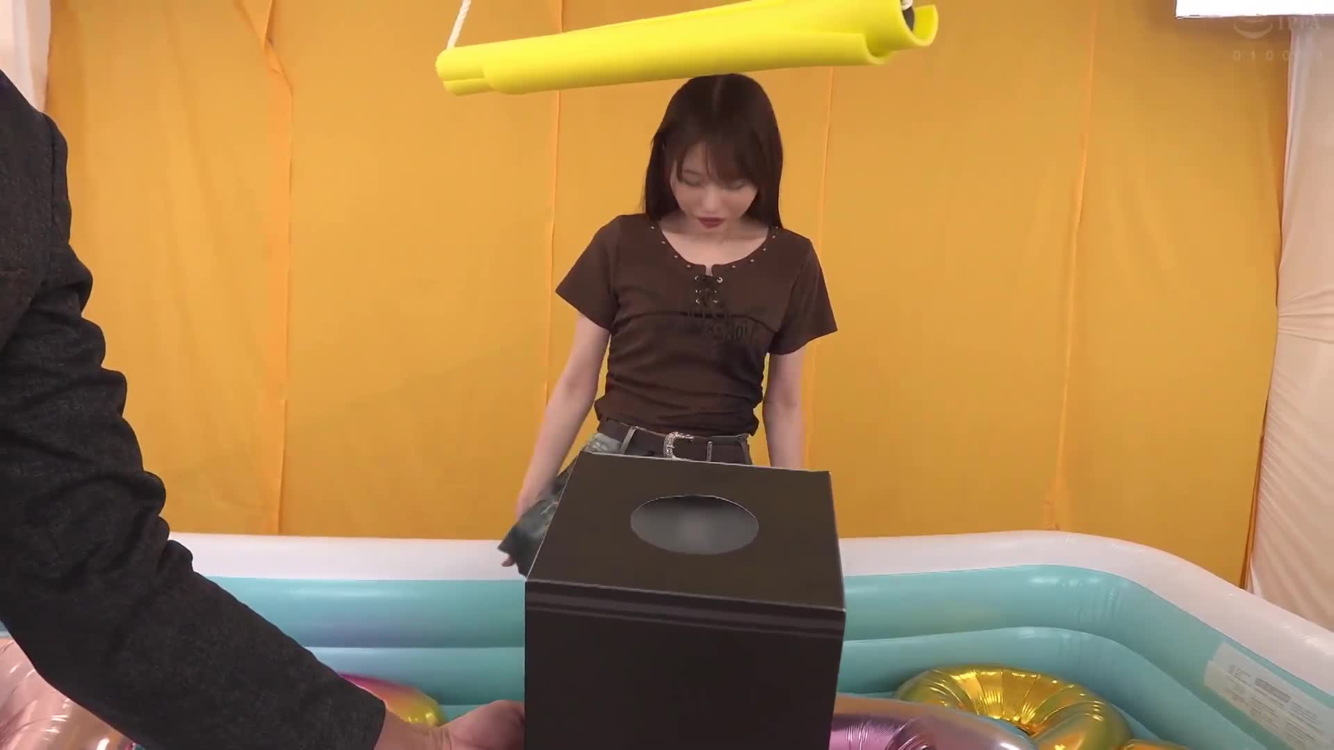 在男朋友面前！羞耻螃蟹走光夹娃娃机！瞄准豪华奖品，若失败即刻进行色情惩罚游戏，无限制地进行中出性爱！ - AV大平台-中文字幕,成人影片,AV,国产,线上看