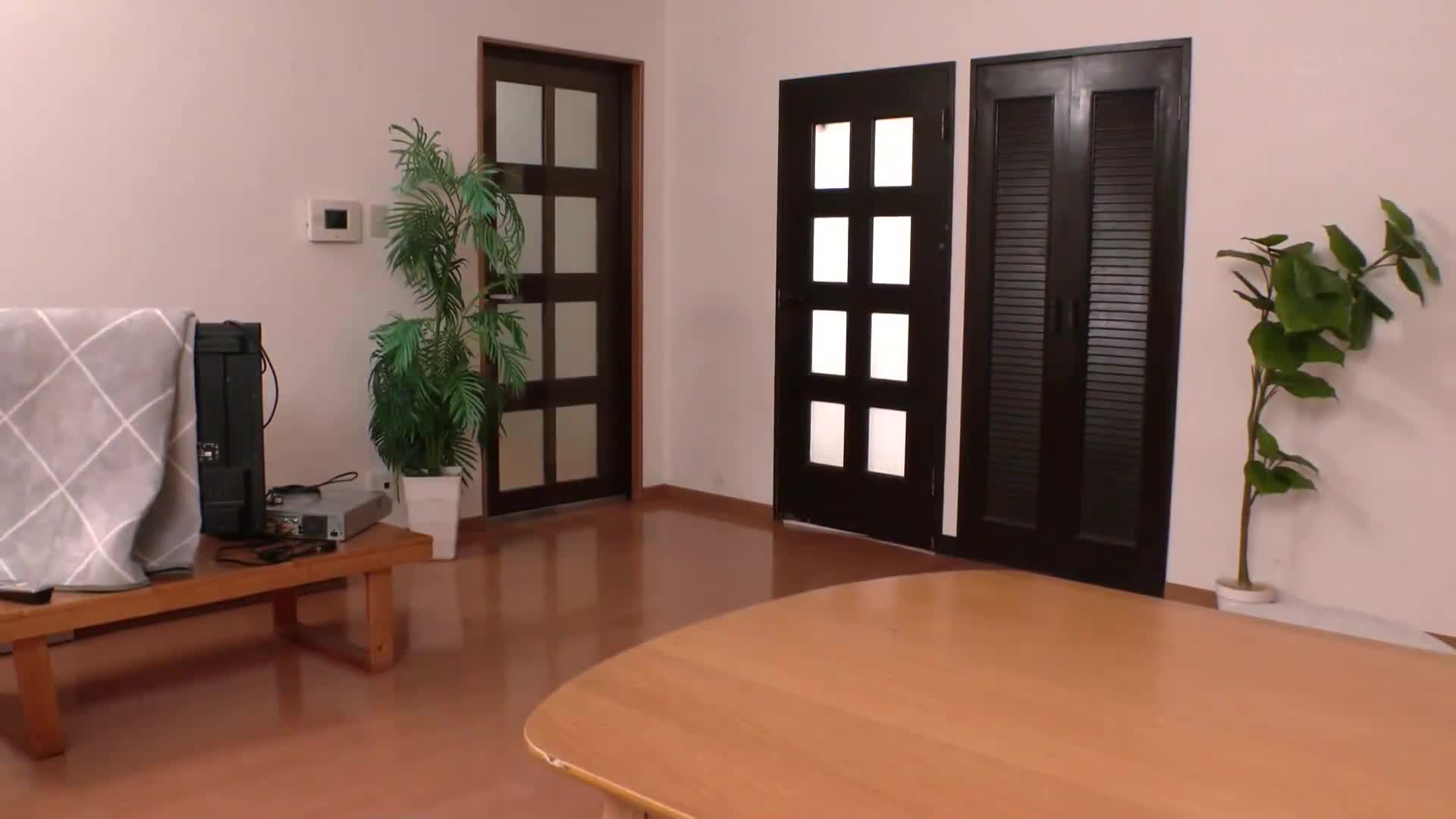 在流動中，妻子與一位完全沒有意識到的異性發生了「隨波逐流的性行為」…原本只是一次的打算，但那根巨大的快感讓她無法忘懷…。佐藤愛瑠 - AV大平台 - 中文字幕，成人影片，AV，國產，線上看