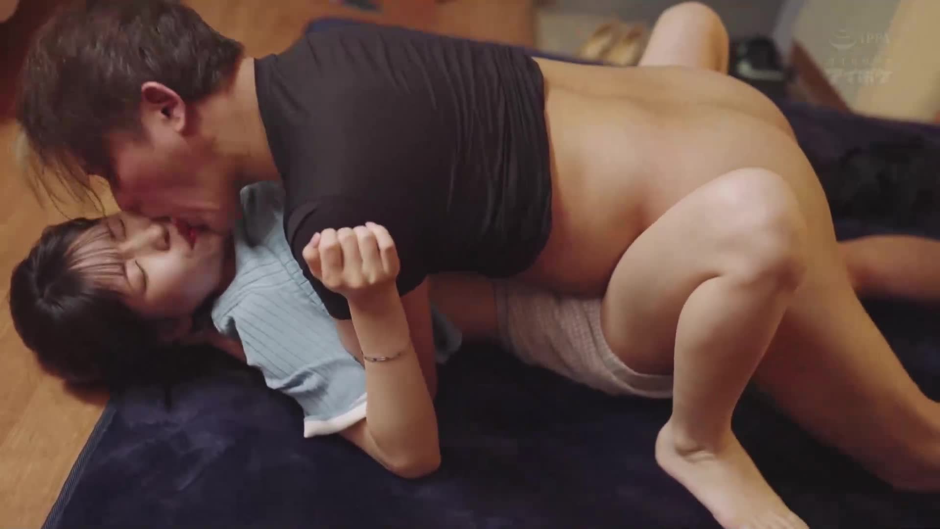 被拒絕的女孩遭到執著性侵襲，直到復合為止，這種求愛的精神控制依賴男友將她囚禁在家中，進行強暴行為。櫻空桃 - AV大平台 - 中文字幕，成人影片，AV，國產，線上看