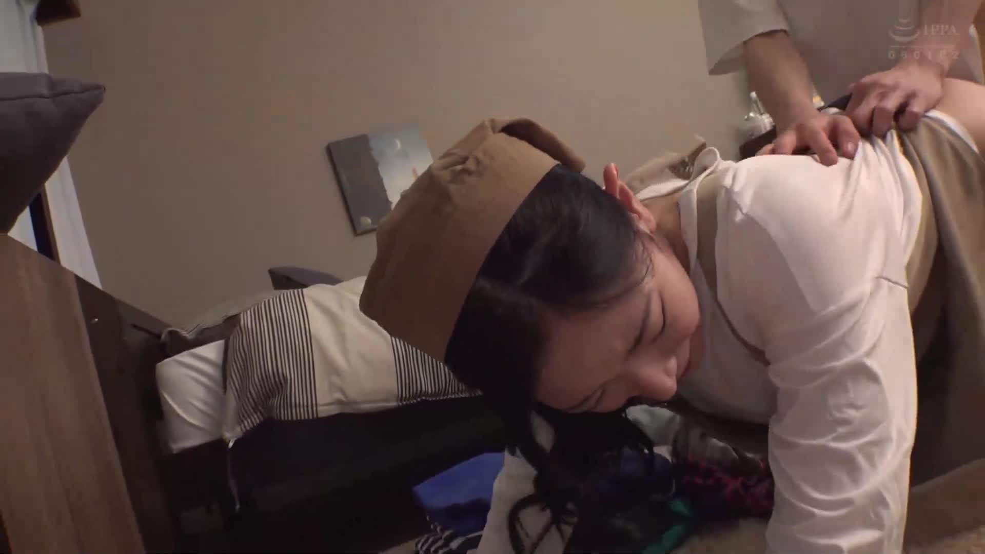 标题：预计超过98厘米！家务代行来的兼职妻子的小裤裤脱落丰满屁股让人蠢蠢欲动！无法忍受大鸡巨棒即时插入NTR内射！！ - AV大平台-中文字幕,成人影片,AV,国产,线上看