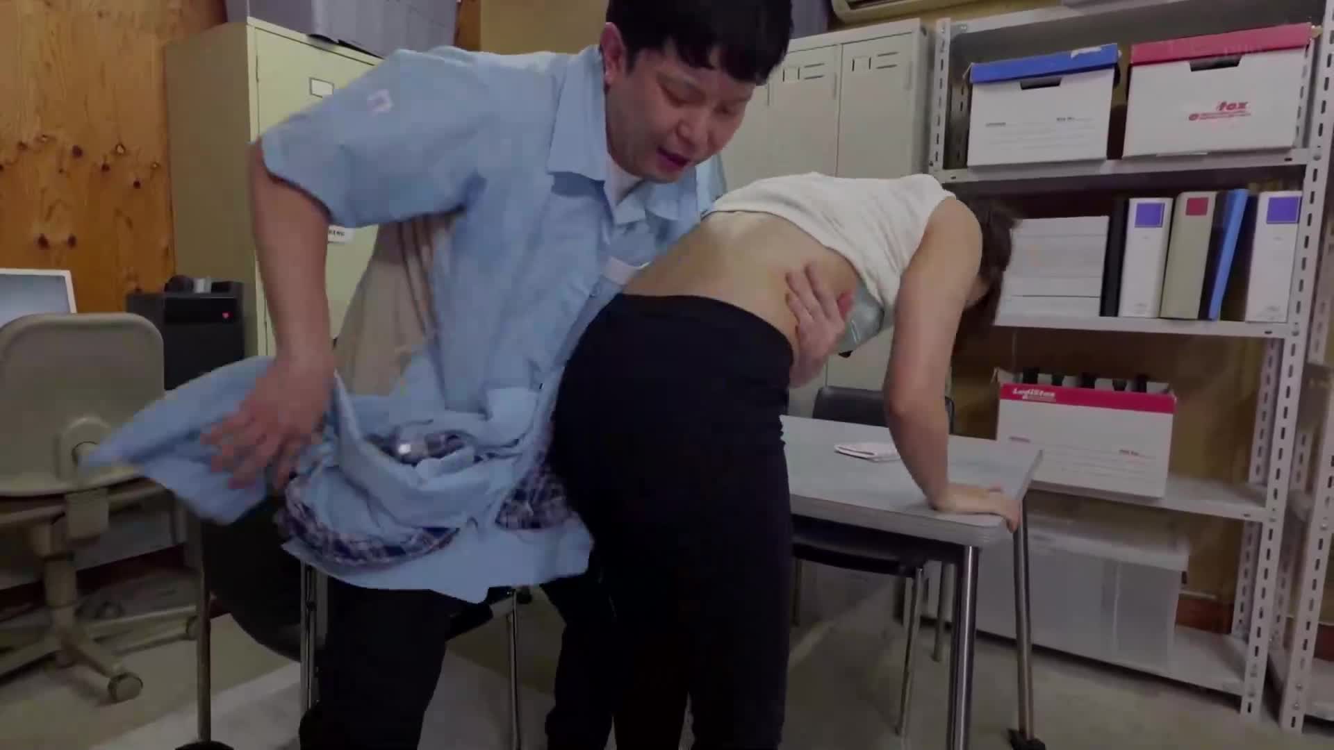 對於傲慢的學生打工生，在一週內不斷添加春藥，並在夜班時與其獨處時，進行工作態度改善的性愛中出15次。根尾朱里 - AV大平台 - 中文字幕，成人影片，AV，國產，線上看