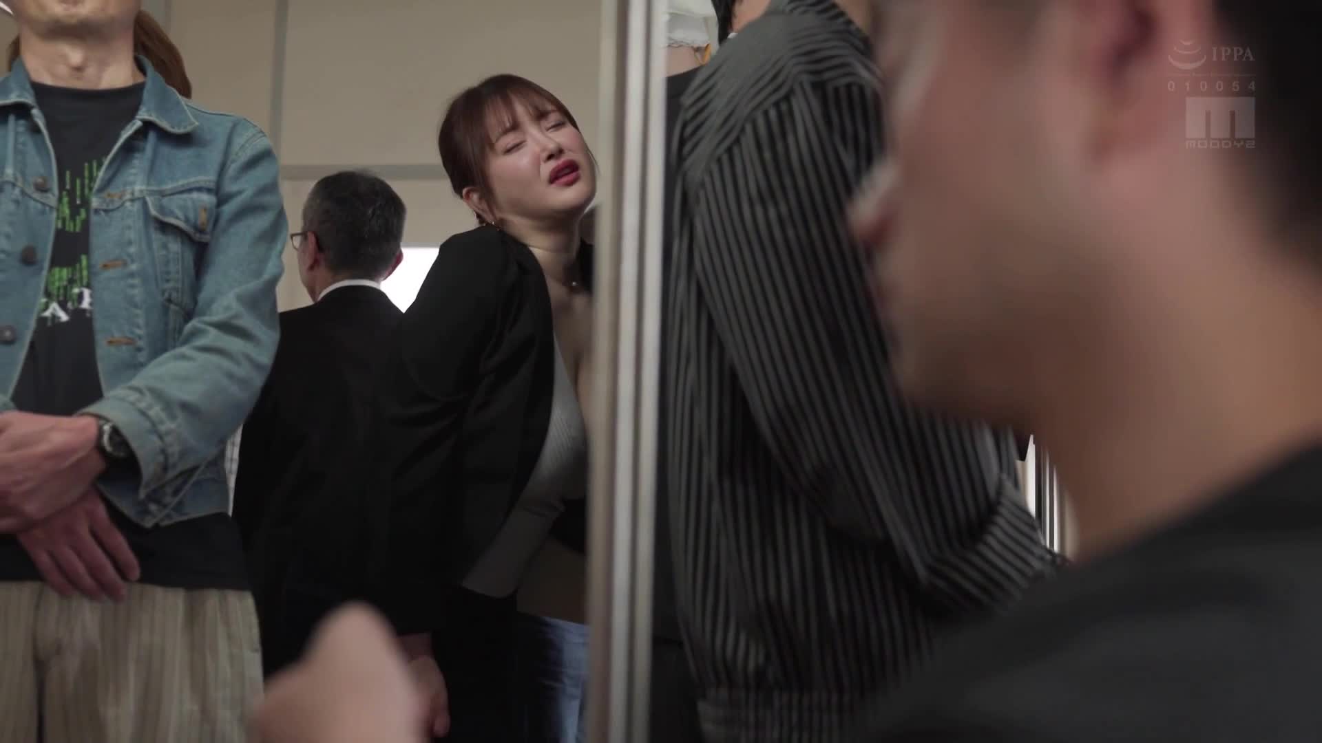 [AI解碼版]在電車上通勤的巨乳OL被一群人包圍，遭到集體猥褻，無法動彈被揉搓到高潮，遭到無聲的團體射精襲擊。 - AV大平台 - 中文字幕，成人影片，AV，國產，線上看