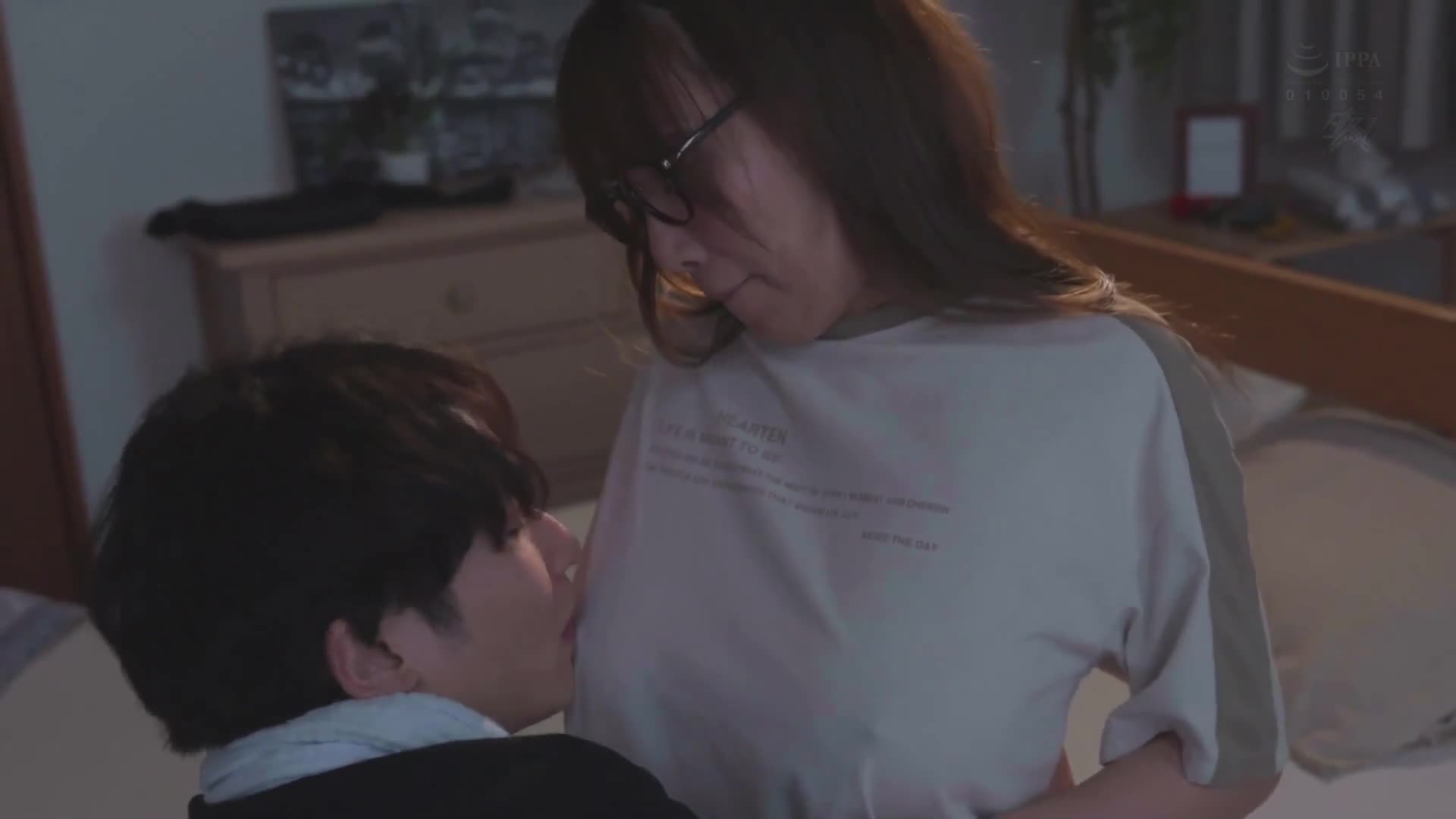 [AI解碼版]在王者遊戲中與一位隱藏的淫蕩地味巨乳女孩急速接近，展開了一場持續一晚兩天的甜蜜中出性愛。七海那美 - AV大平台 - 中文字幕，成人影片，AV，國產，線上看