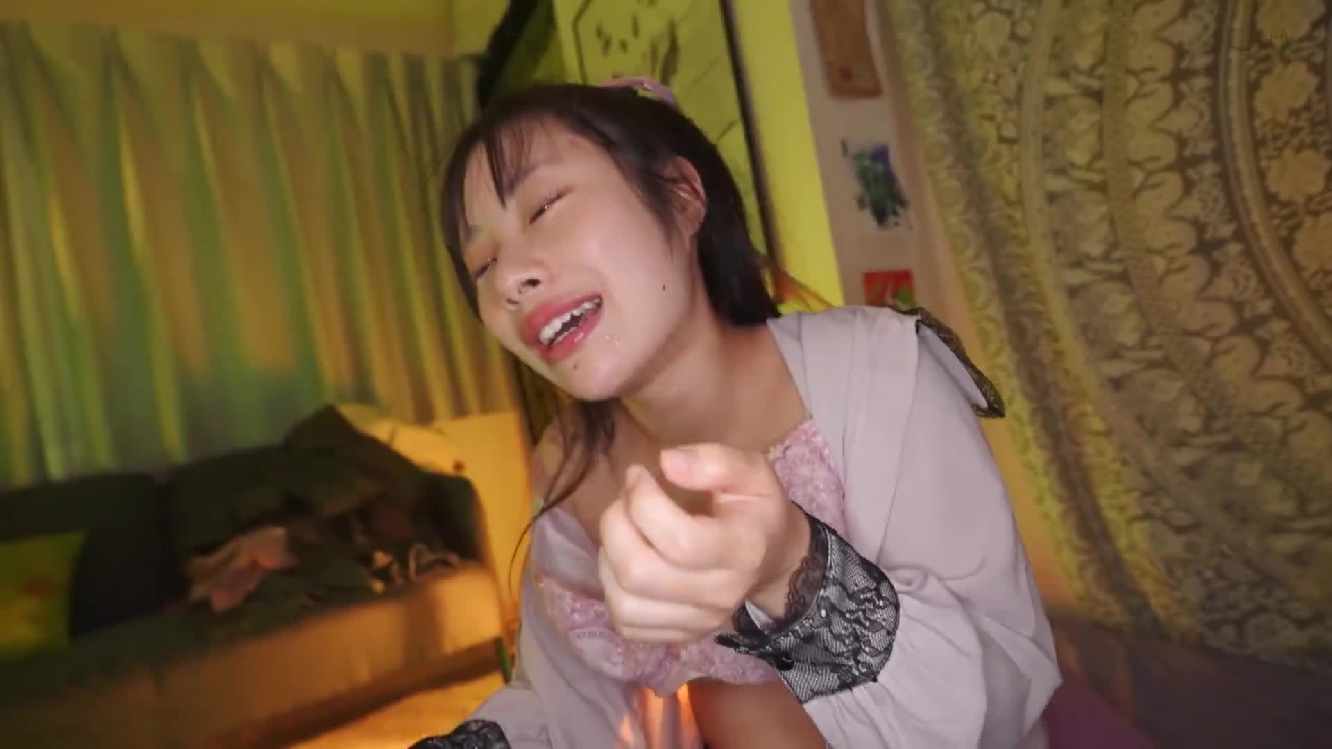 帶著懷疑的新人偶像被帶到可疑的BAR，吸入紫煙並被媚藥迷住，無論如何抵抗，在VIP包廂外都無法發出聲音，被揉搓乳房，手指插入，直到失禁潮吹，臉上滿是慾望，無法控制地多次瘋狂高潮的混亂性愛派對-松井日奈子 - AV大平台-中文字幕,成人影片,AV,国产,线上看