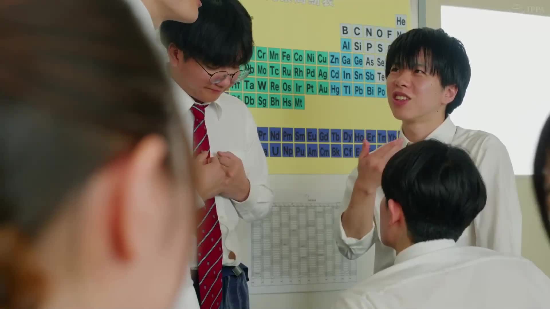 讓我們今天盡情地做愛吧！從今天起，英語課程取消，新的必修科目是性交！課程非常實踐！第一次看到異性的身體，老師們的示範演示，還有分發的保險套...當聽到「下次是實際操作」時，教室陷入了大混亂！ - AV大平台 - 中文字幕，成人影片，AV，國產，線上看