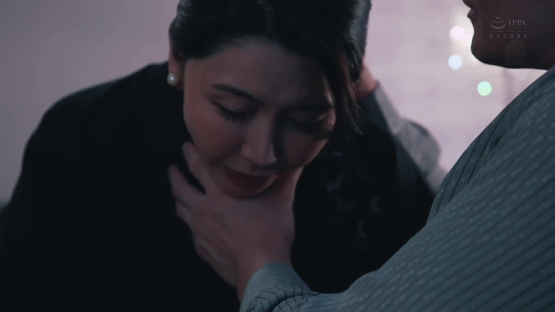 高級俱樂部的人妻，被太客的汗水和體液弄得一塌糊塗，閉店後進行中出枕頭生意。愛弓涼 - AV大平台 - 中文字幕，成人影片，AV，國產，線上看