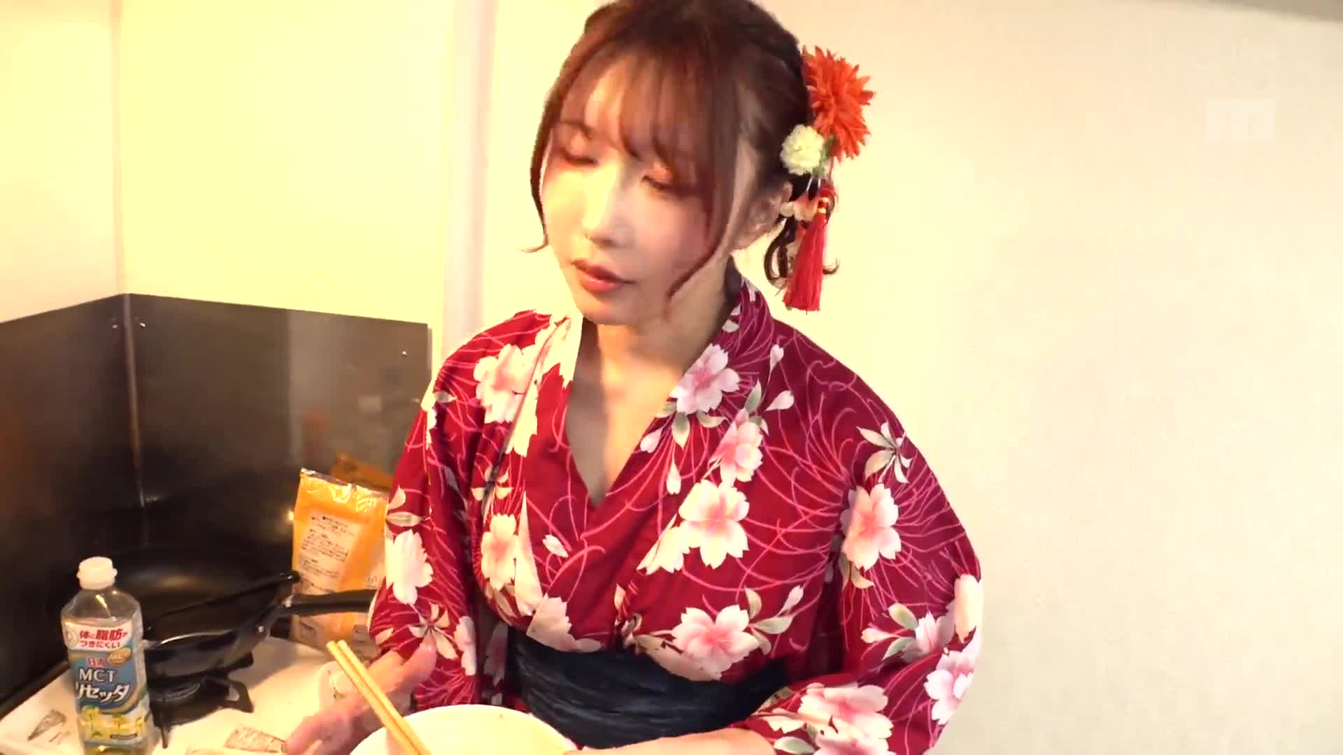 「雲波尼公司主辦！AV出道四周年紀念！突擊拜訪粉絲家中 服務性技巧，忍耐不住就生中出SEX 素人粉絲感謝祭 雲波尼」 - AV大平台 - 中文字幕，成人影片，AV，國產，線上看