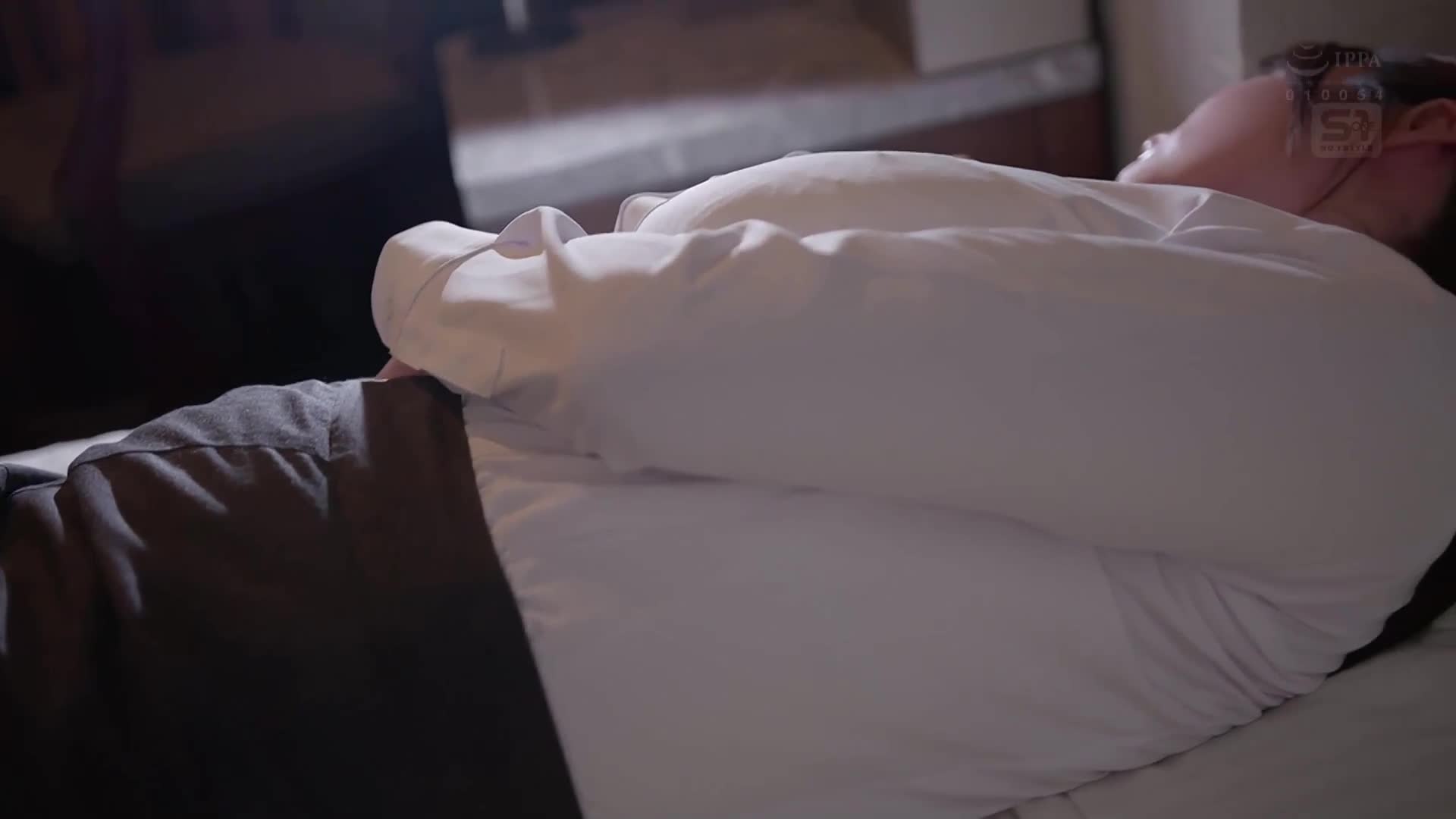 [AI解碼版]在出差時，我不幸與一直盯著我的胸部的討厭宅男部下被安排在同一間房間裡... 在持續到早晨的耐力性愛中，我不知不覺地被L罩杯的女上司搞得高潮不斷。木村愛心 - AV大平台 - 中文字幕，成人影片，AV，國產，線上看