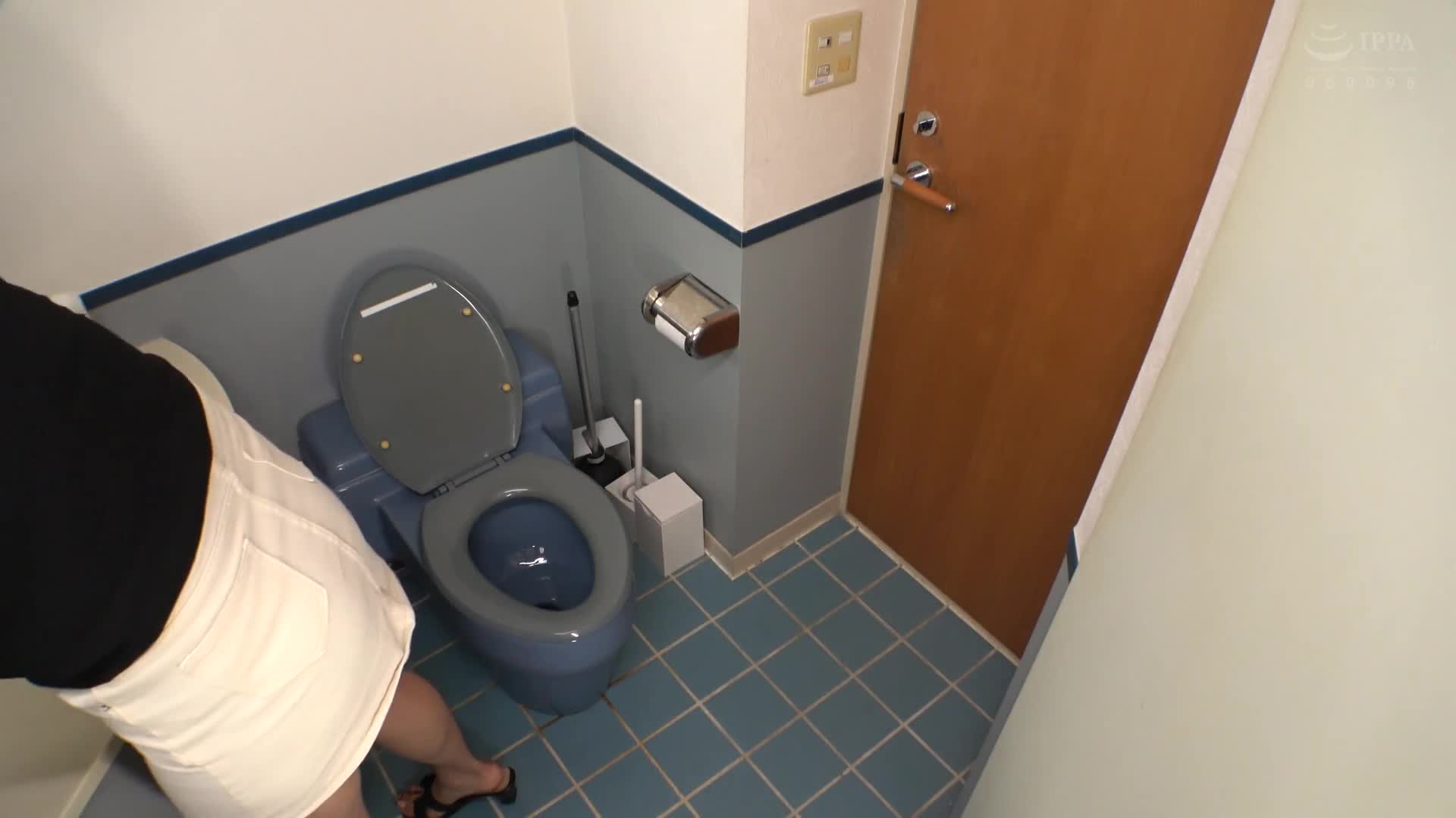 無法控制性慾的女大生在大學內進行秘密的自慰行為，真正將手指插入的性慾盛況！偷拍東京六大學校美少女20人205分鐘。 - AV大平台 - 中文字幕，成人影片，AV，國產，線上看