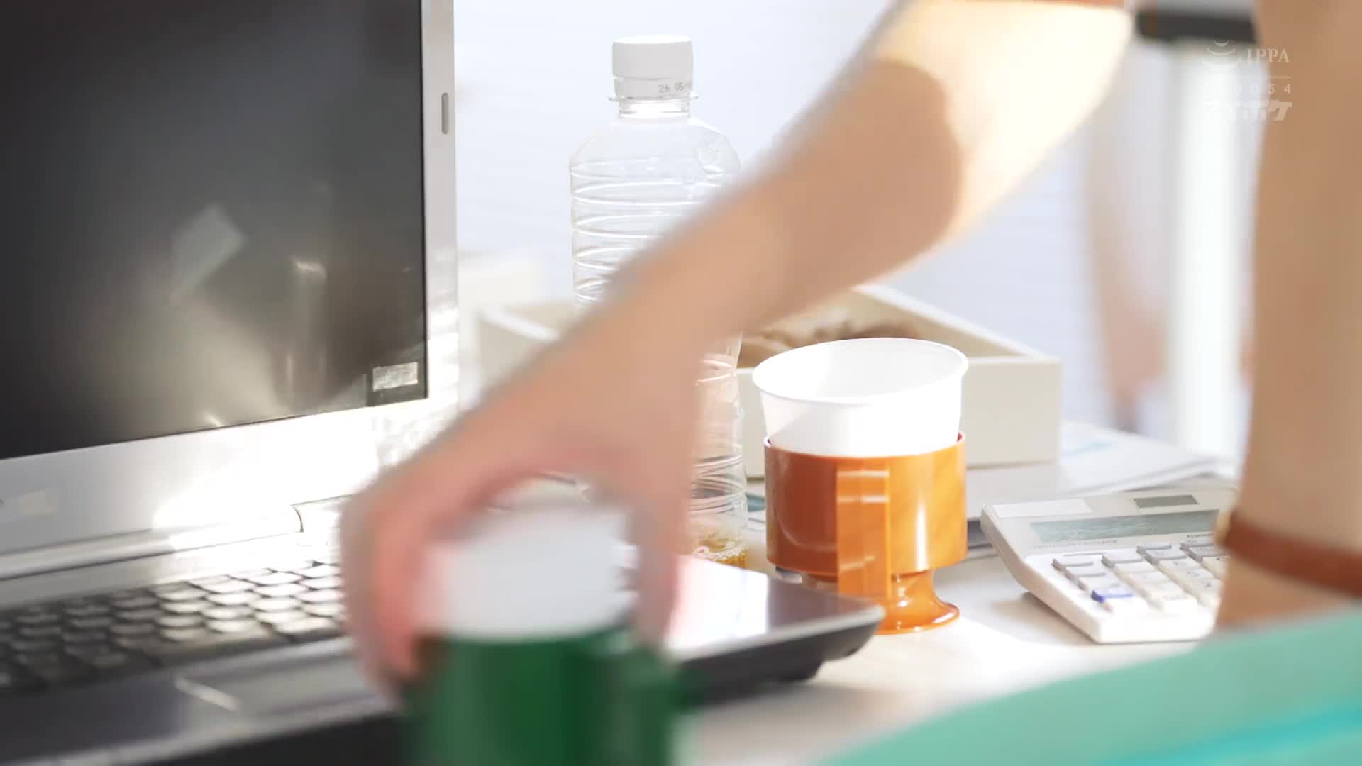 因為我有絲襪癖，被分配到絲襪開發部門。我對絲襪的熱愛讓我勃起，以至於無法集中註意力，所以我的前輩導師用她穿著絲襪的美腿來幫我緩解。古乃穗乃 - AV大平台 - 中文字幕，成人影片，AV，國產，線上看