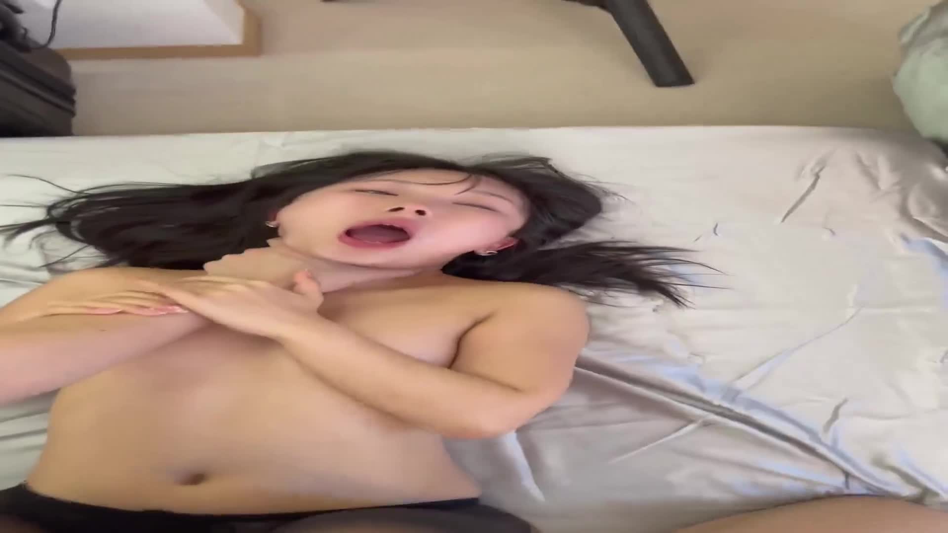 從秘密帳號來的女孩說：「任何事情都可以，都可以來欺負我」。流著淚眼睛腰部狂熱搖擺，不停地高潮噴射。讓她失去理智後不斷高潮，然後大量內射她，她歡喜地哭了起來、、、 - AV大平台 - 中文字幕，成人影片，AV，國產，線上看