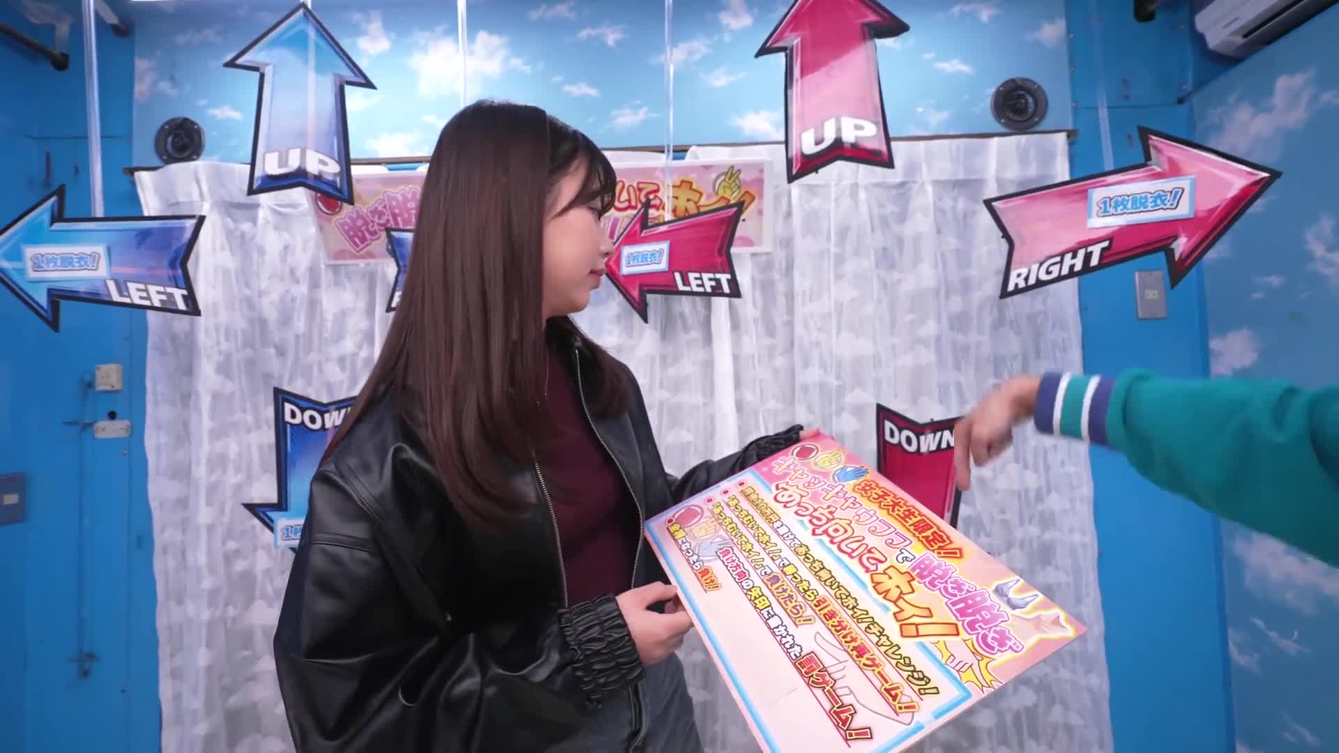 魔法鏡號：硬派 街頭素人女孩脫光比賽！誰輸誰脫一件衣服，手淫、口交和接吻等淫亂遊戲！先把對方全裸即勝利！輸了馬上抽插內射！ - AV大平台 - 中文字幕，成人影片，AV，國產，線上看