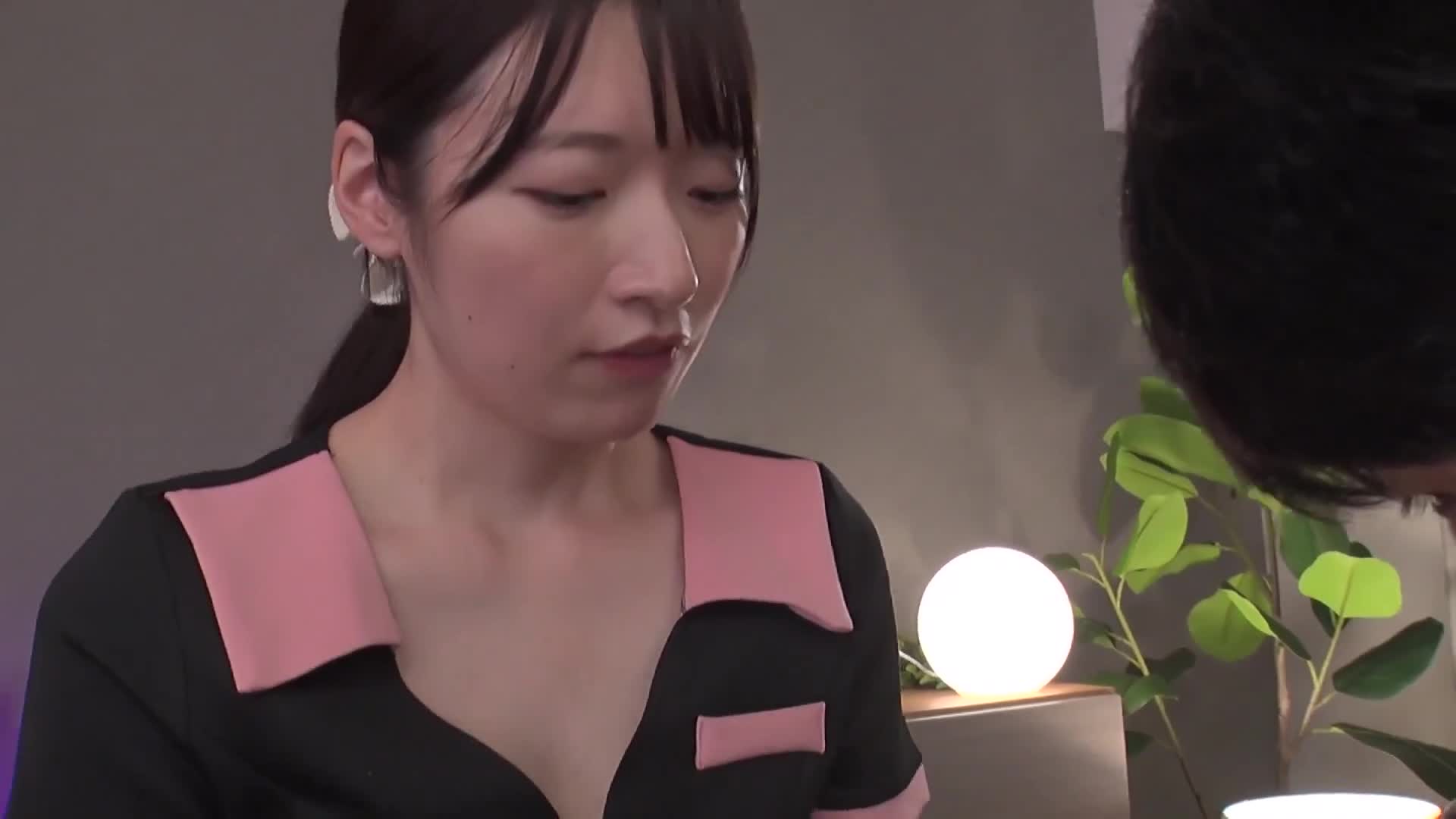 絕對不能被發現！在兼職中碰上哥哥來店！「噢糟糕，好尷尬...」進行施術時他竟然超硬（笑）！面對「如果你能保密的話就...」的提問到達極限！和討人喜歡的妹妹做了中出SEX。 - AV大平台 - 中文字幕，成人影片，AV，國產，線上看