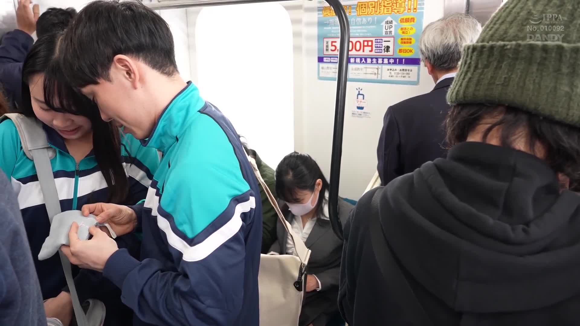 「姨姨碰到我的地方讓你勃起，是你的錯」她毫不在乎旁邊有女友，從背後使用噁心手交引誘俊俏男友勃起的性慾熟女VOL.2 - AV大平台 - 中文字幕，成人影片，AV，國產，線上看