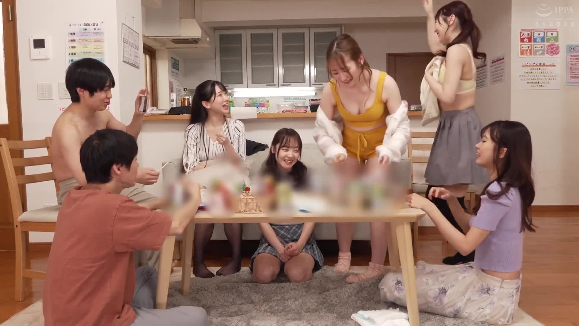 分享屋王者遊戲！入住後滿滿女生！這個分享屋新住戶入住時會舉行歡迎派對，慣例上會舉辦王者遊戲！居民之間的戀愛是嚴禁的，但色情活動就沒問題！放縱自由地享受，沒有愛情情感的束縛！ - AV大平台 - 中文字幕，成人影片，AV，國產，線上看
