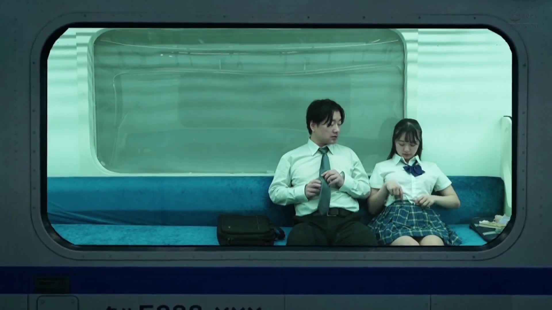 在最後一班電車上，我被一名女子高中生假裝無防備的短裙誘惑所吸引而上當了，在車廂裡我們二人獨處，發出淫蕩的聲音一直到終點站，我完全被迷失在花守夏步的誘惑中。 - AV大平台 - 中文字幕，成人影片，AV，國產，線上看
