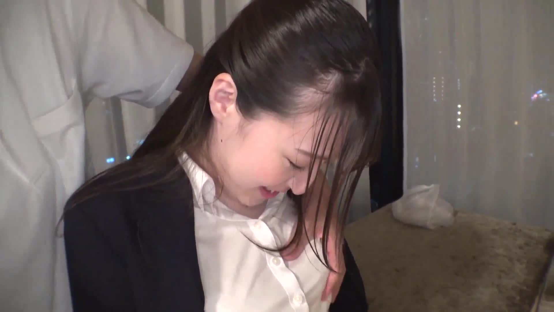 【新人】這樣假設她就是等著被吃掉可以嗎？哈哈，一個幾乎還是處女、胸部豐滿的應屆畢業生，哈哈，她需要體驗很多事情，對吧…？ - AV大平台 - 中文字幕，成人影片，AV，國產，線上看
