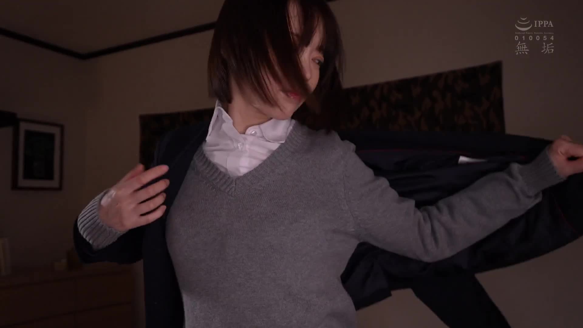 如果不想被發現，就要好好地舔到底... 威脅淫亂女學生並調教她的喉嚨。數年後，當她回到家鄉時，讓她穿上當時的制服，讓她回憶起喉交的快感。 天馬唯 - AV大平台 - 中文字幕，成人影片，AV，國產，線上看