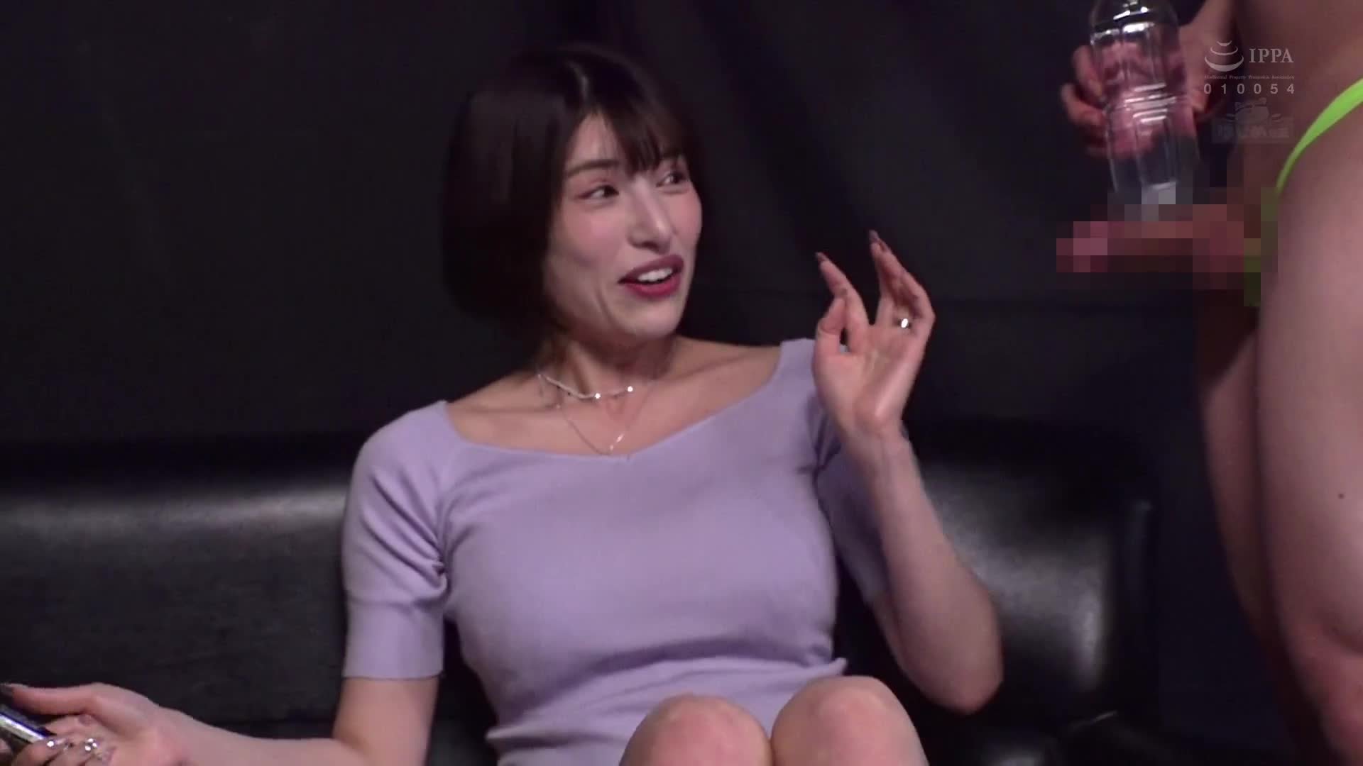 殘酷的鏡像遊戲輸了就要承受羞辱懲罰，纖細清純的年輕妻子們即使旁邊有丈夫也毫不在意地接受內射性愛！甚至包括主動找上門的年輕妻子！！19 - AV大平台 - 中文字幕，成人影片，AV，國產，線上看