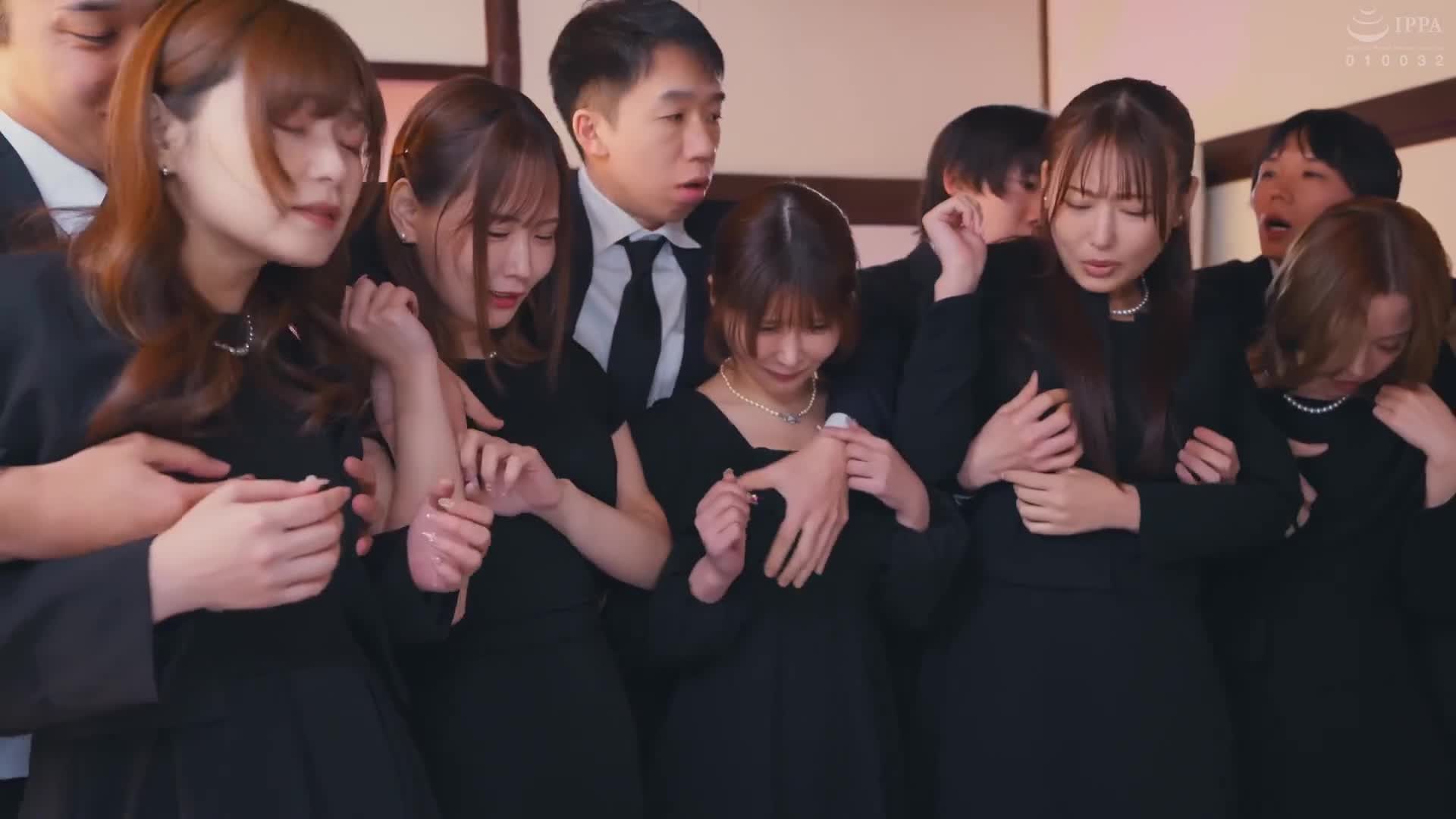 狂歡葬禮：穿著喪服的花哨男女。今天是前狂歡族長的葬禮。久違的聚會竟變成這樣…。「族長討厭沉悶的氣氛！」某人的一句話讓大家充滿興奮，互相交配！淚水和精液飛濺，葬禮狂歡讓每個人都回到那個時代！ - AV大平台 - 中文字幕，成人影片，AV，國產，線上看